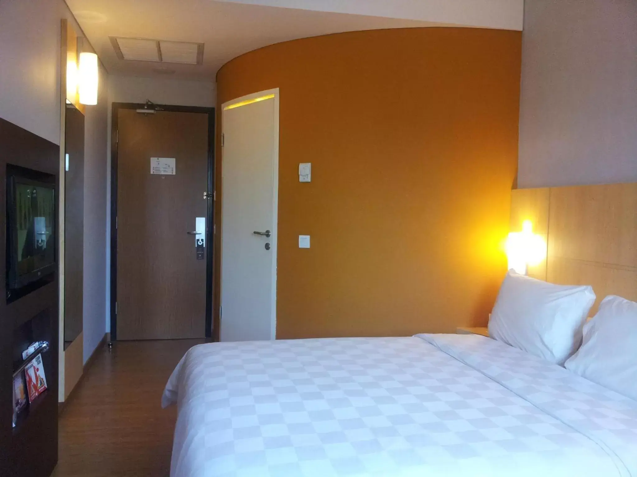 Bed in Ibis Jakarta Senen