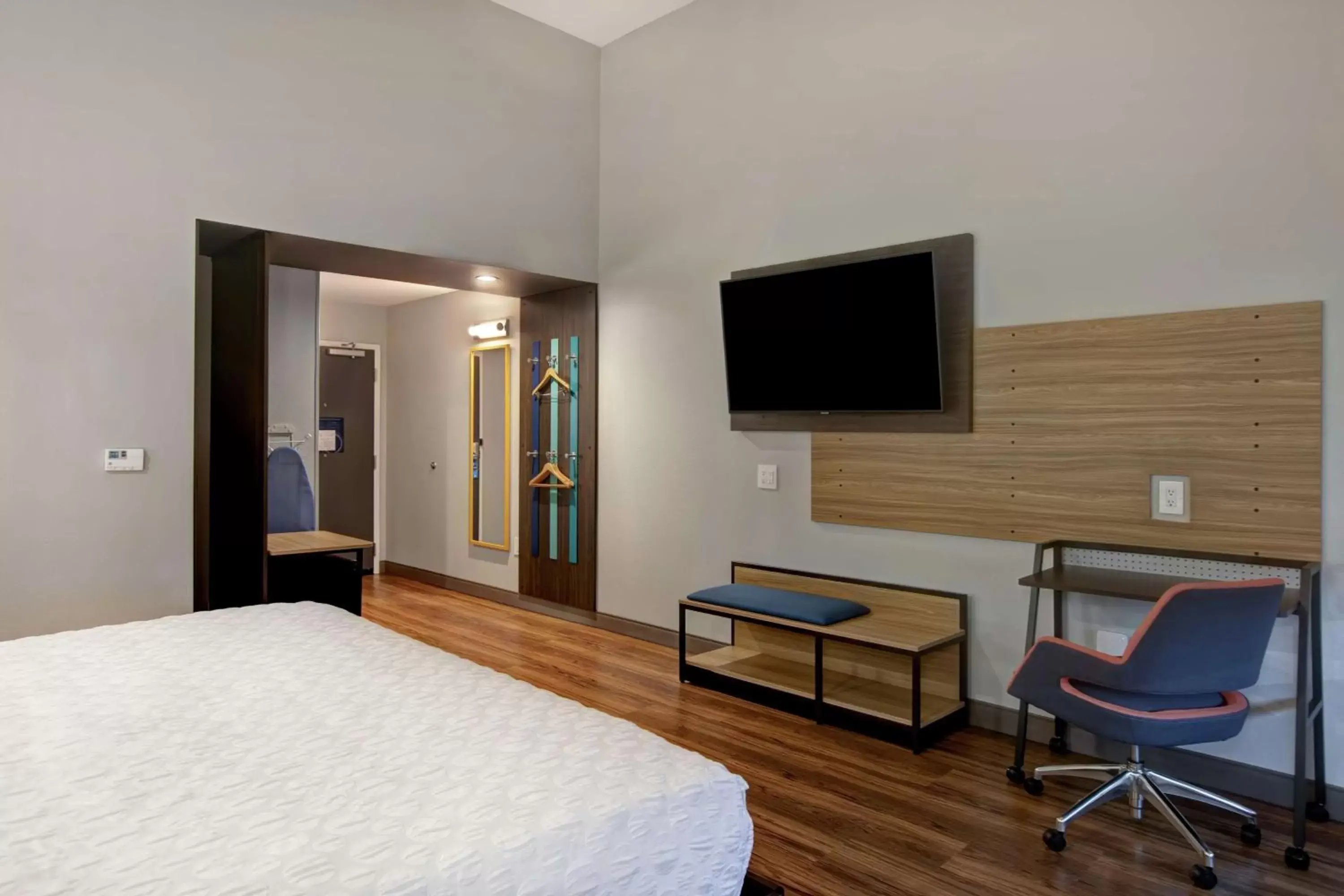 Bedroom, TV/Entertainment Center in Tru By Hilton Oxford