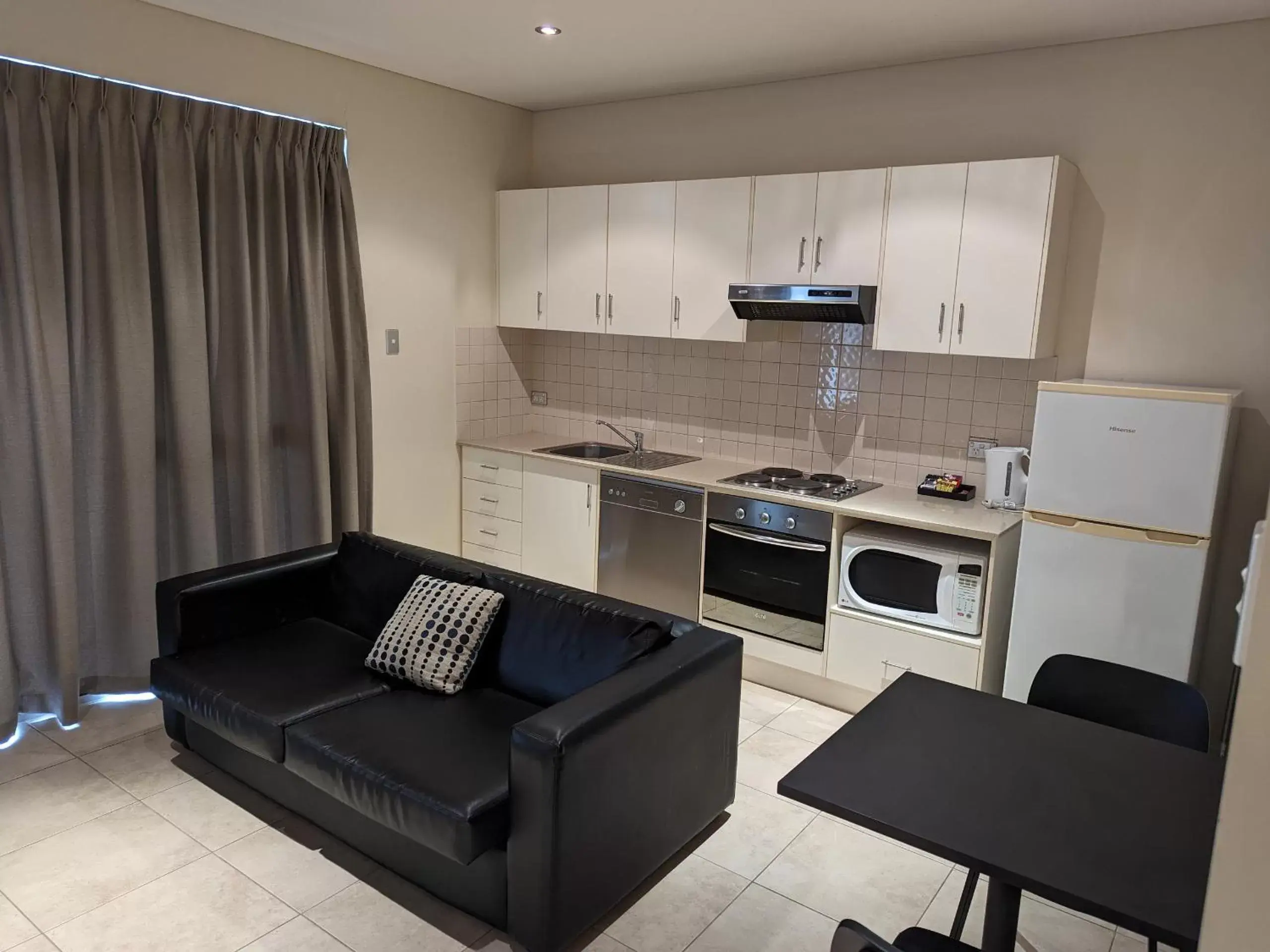 Living room, Kitchen/Kitchenette in Mawson Lakes Hotel