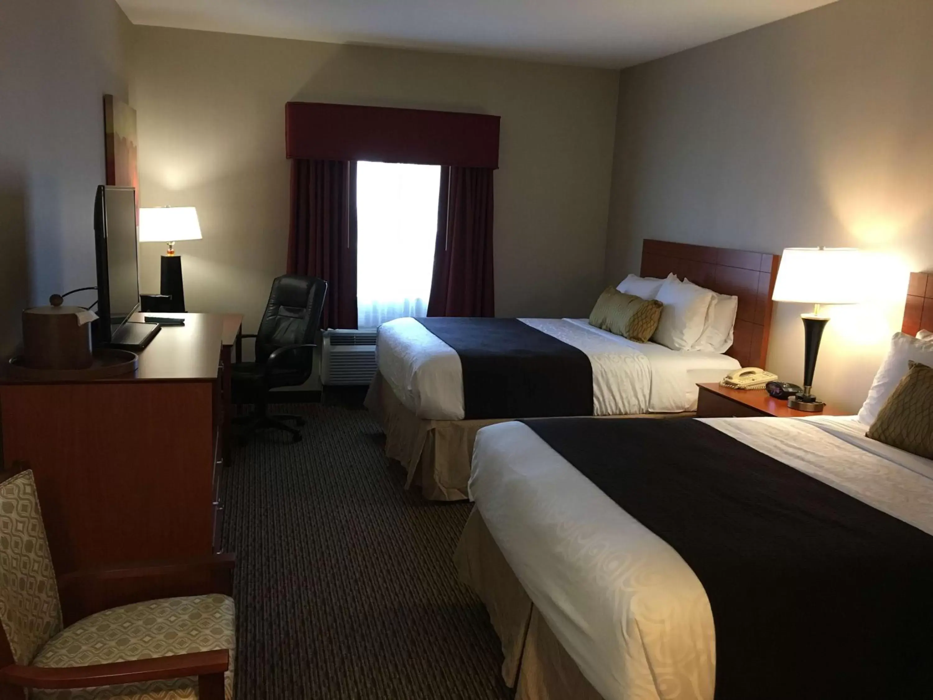 Photo of the whole room, Bed in Best Western Plus Arrowhead Hotel Photo of the whole room, Bed in Best Western Plus Arrowhead Hotel