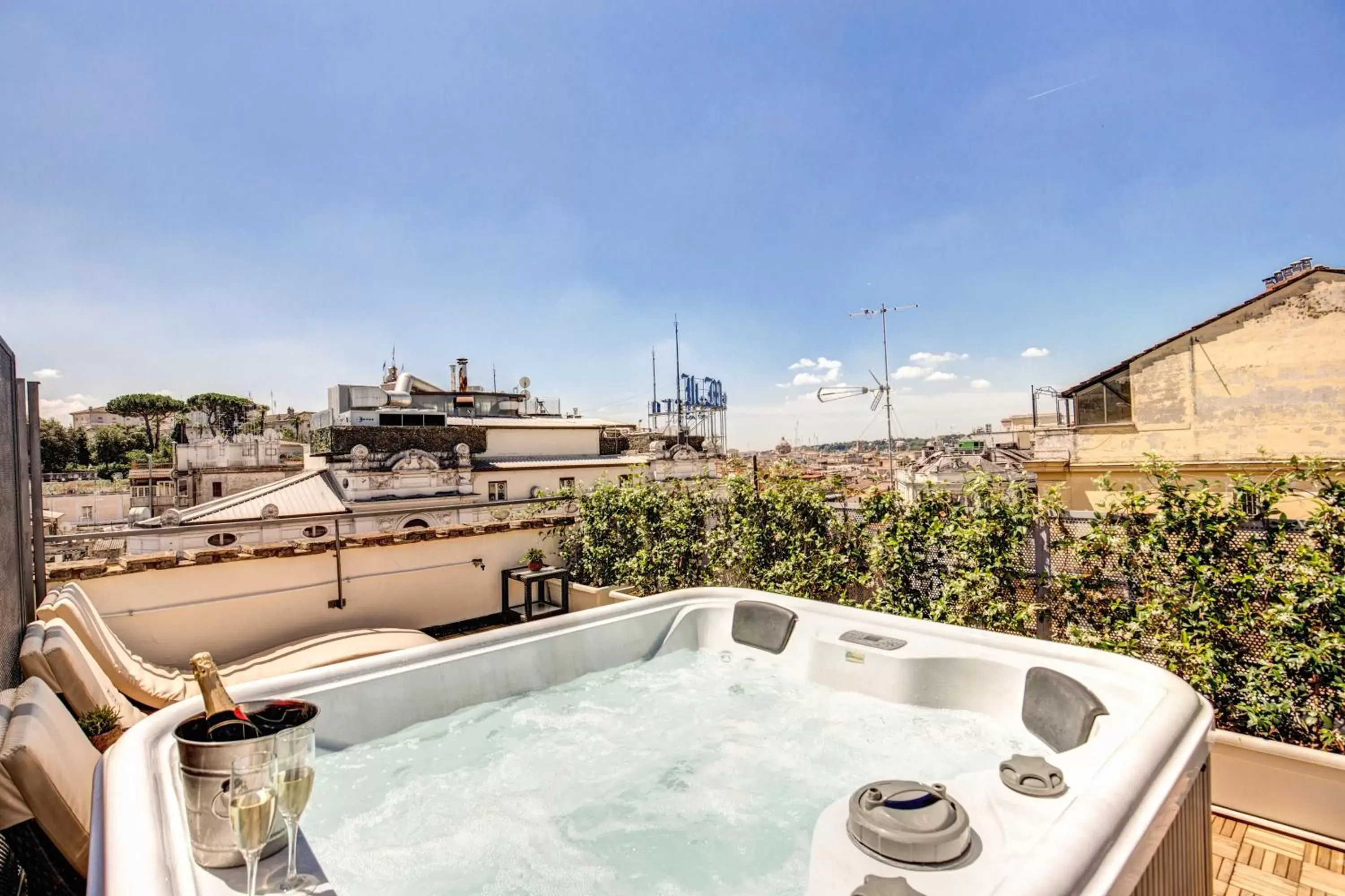 Hot Tub in Hotel 87 eighty-seven - Maison d'Art Collection