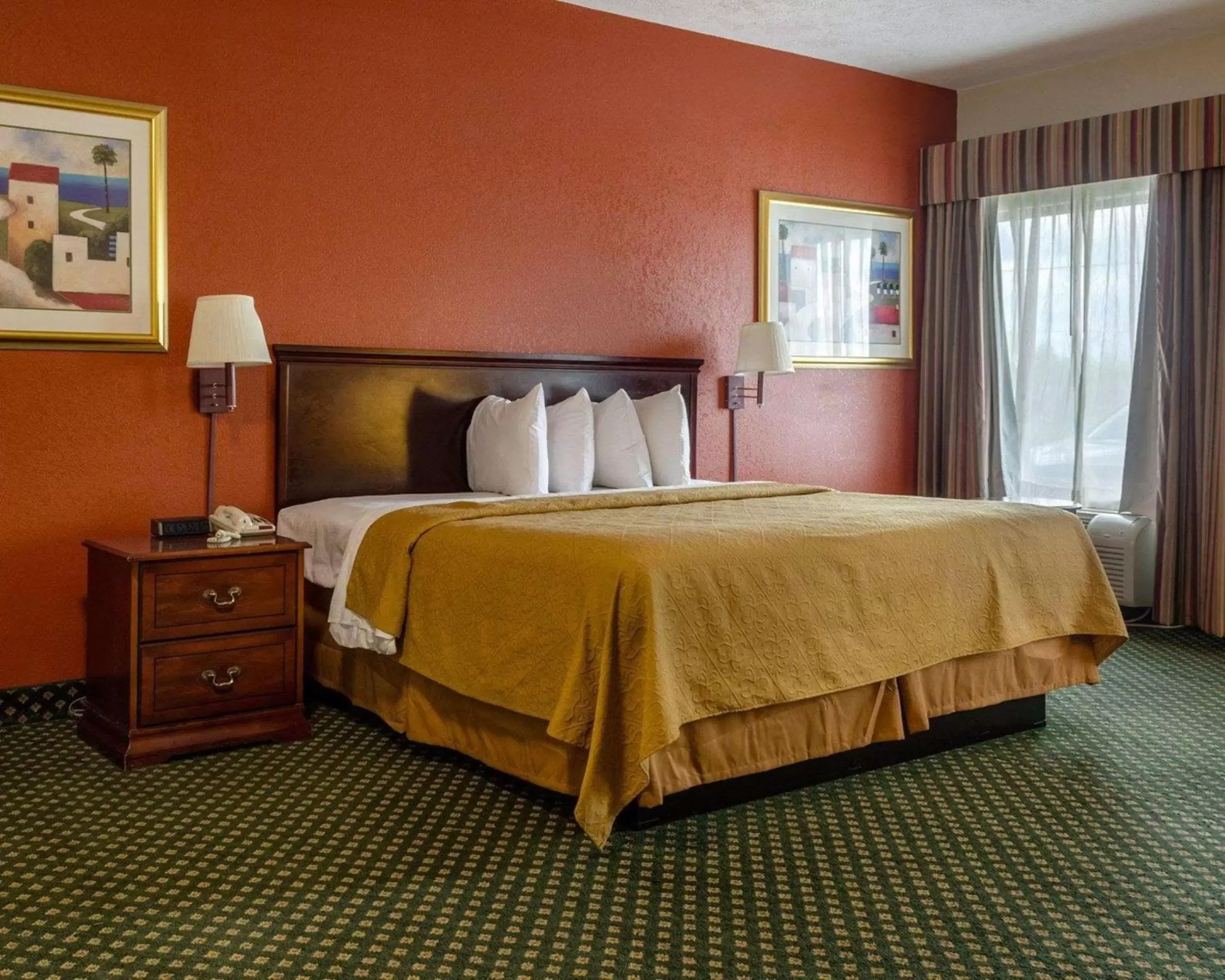 Photo of the whole room, Bed in Econo Lodge Inn & Suites Philadelphia