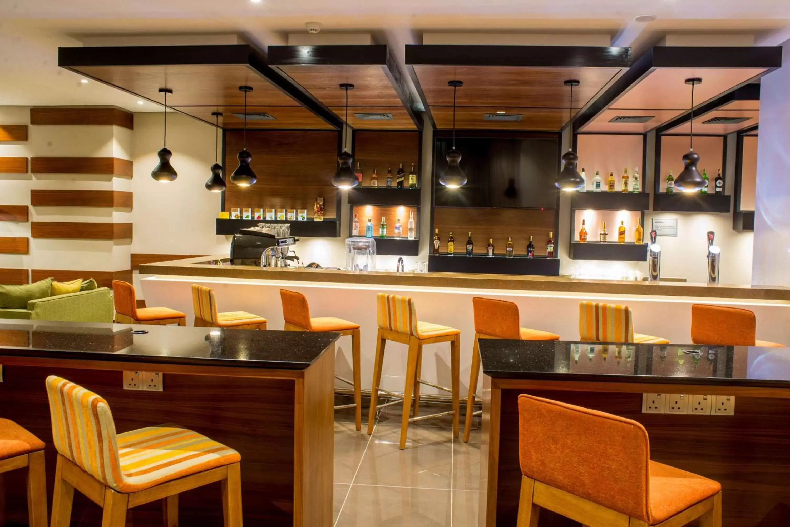 Lounge or bar, Restaurant/Places to Eat in Hilton Garden Inn Nairobi Airport