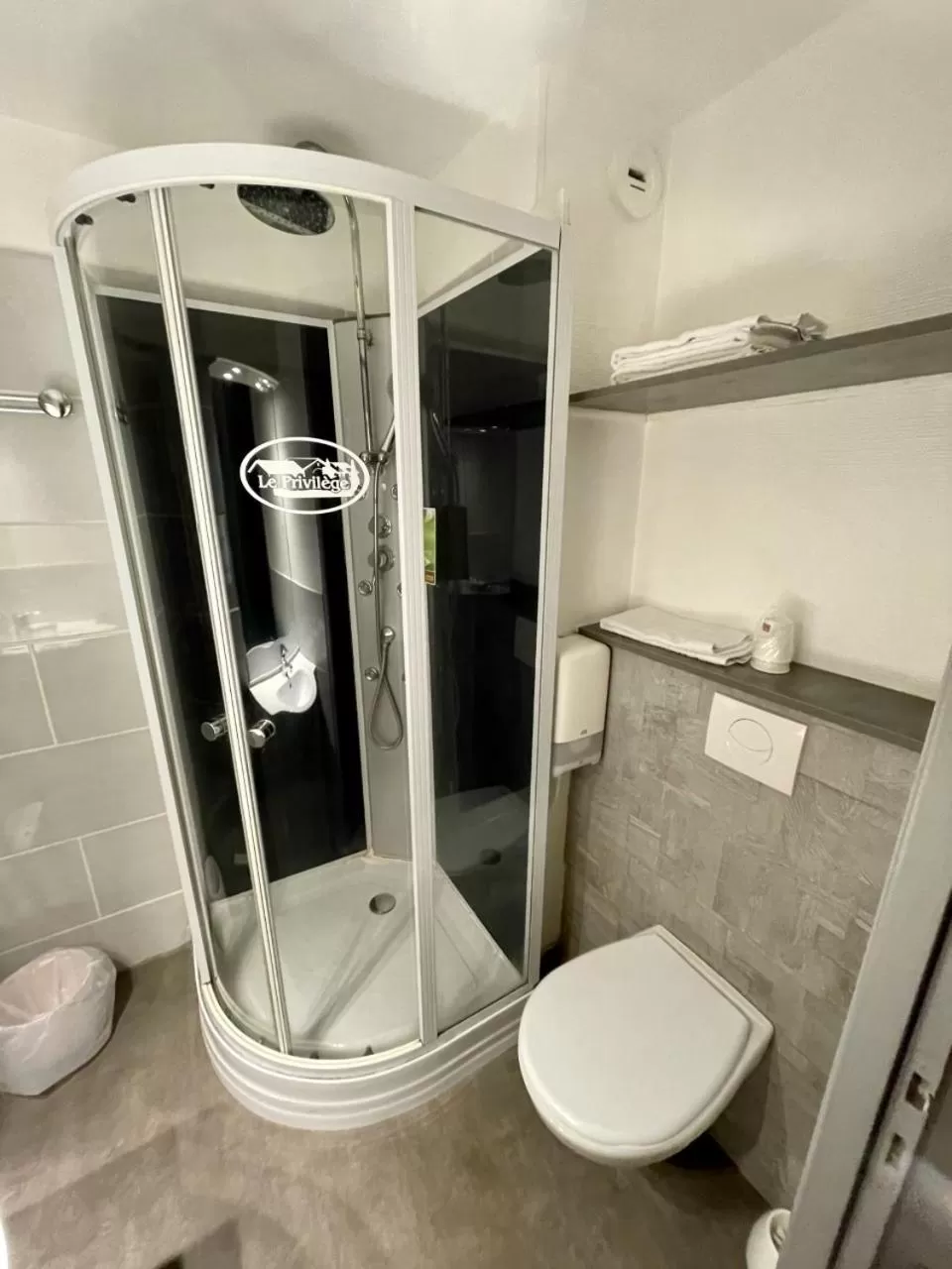 Shower in Hôtel Restaurant le Privilège - authentic by balladins