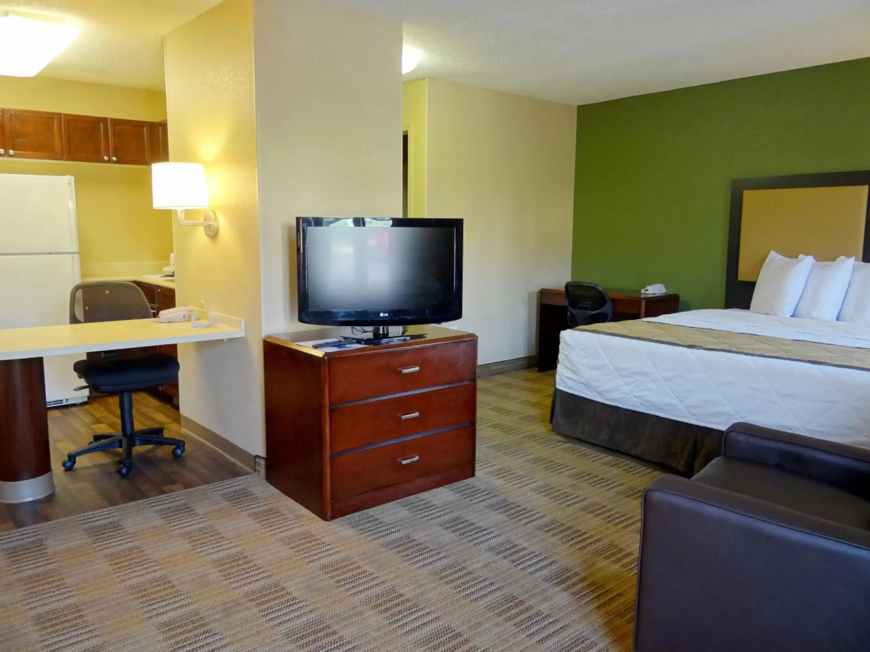 Bed, TV/Entertainment Center in Extended Stay America Suites - Columbia - Northwest Harbison