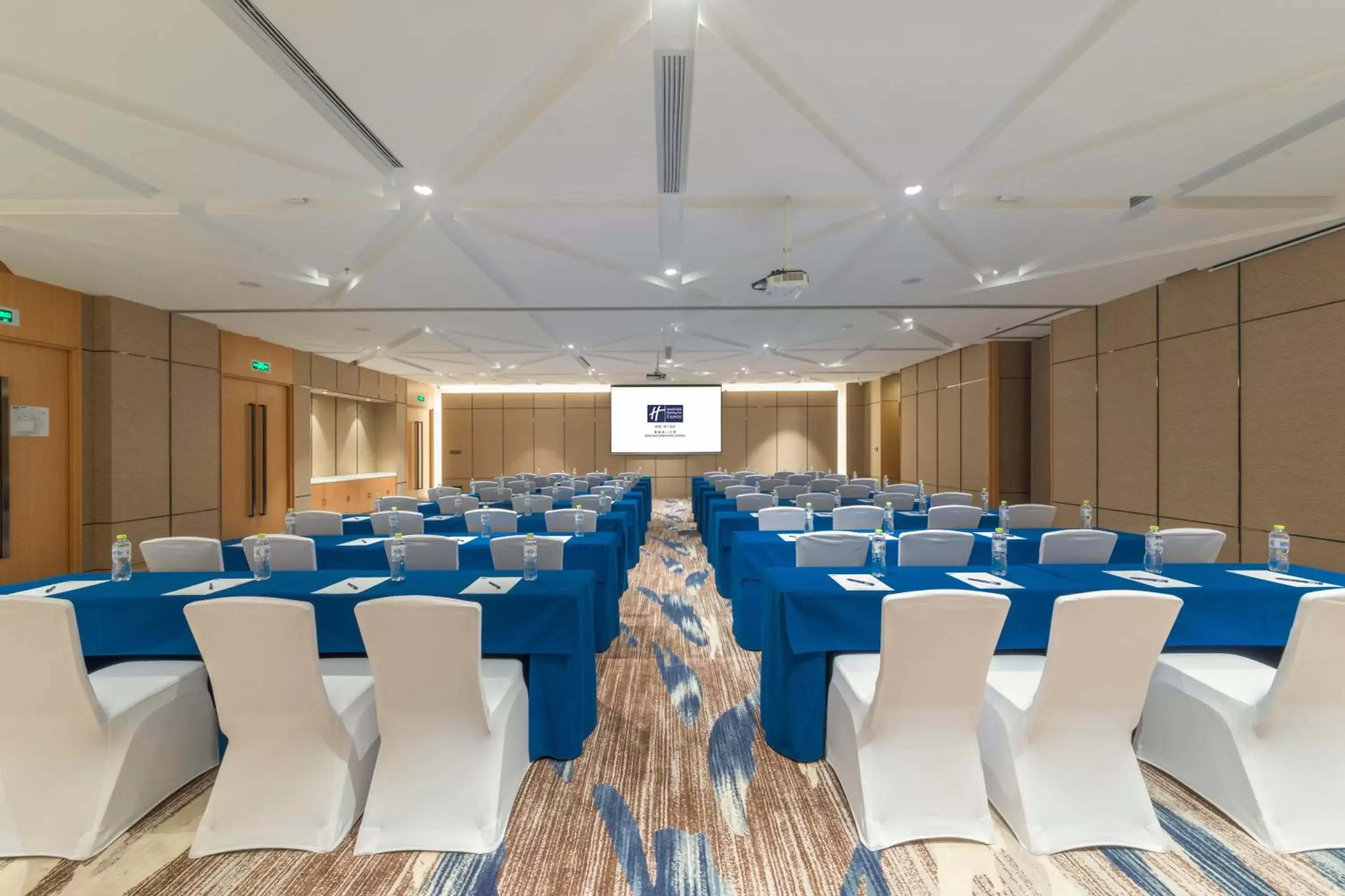 Meeting/conference room in Holiday Inn Express Qingdao Chengyang Central, an IHG Hotel