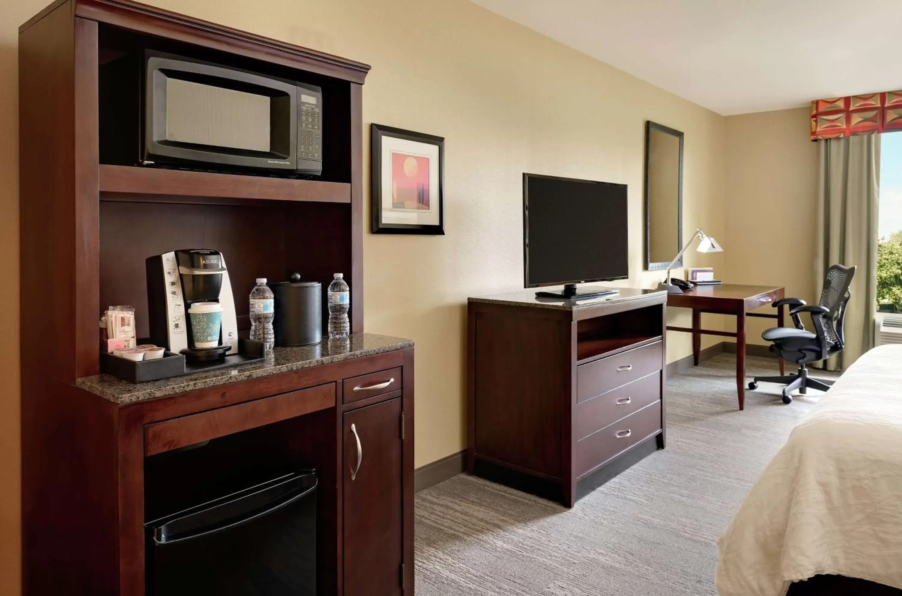 Bedroom, TV/Entertainment Center in Hilton Garden Inn Fontana