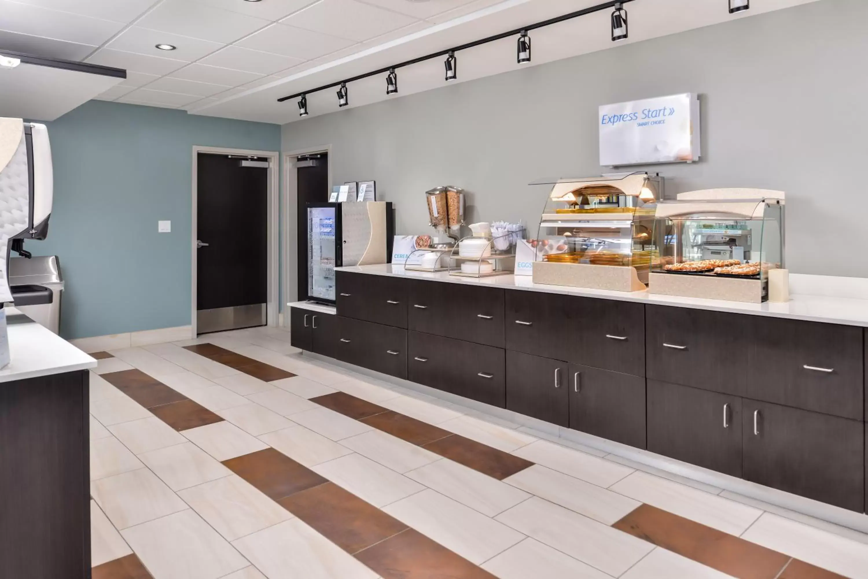 Breakfast, Kitchen/Kitchenette in Holiday Inn Express & Suites - Kansas City - Lee's Summit, an IHG Hotel