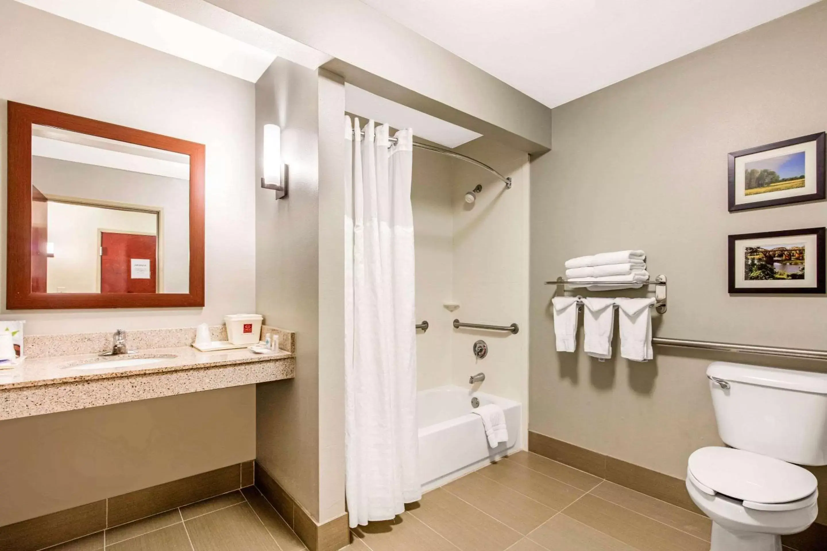 Bathroom in Comfort Suites Tuscaloosa near University