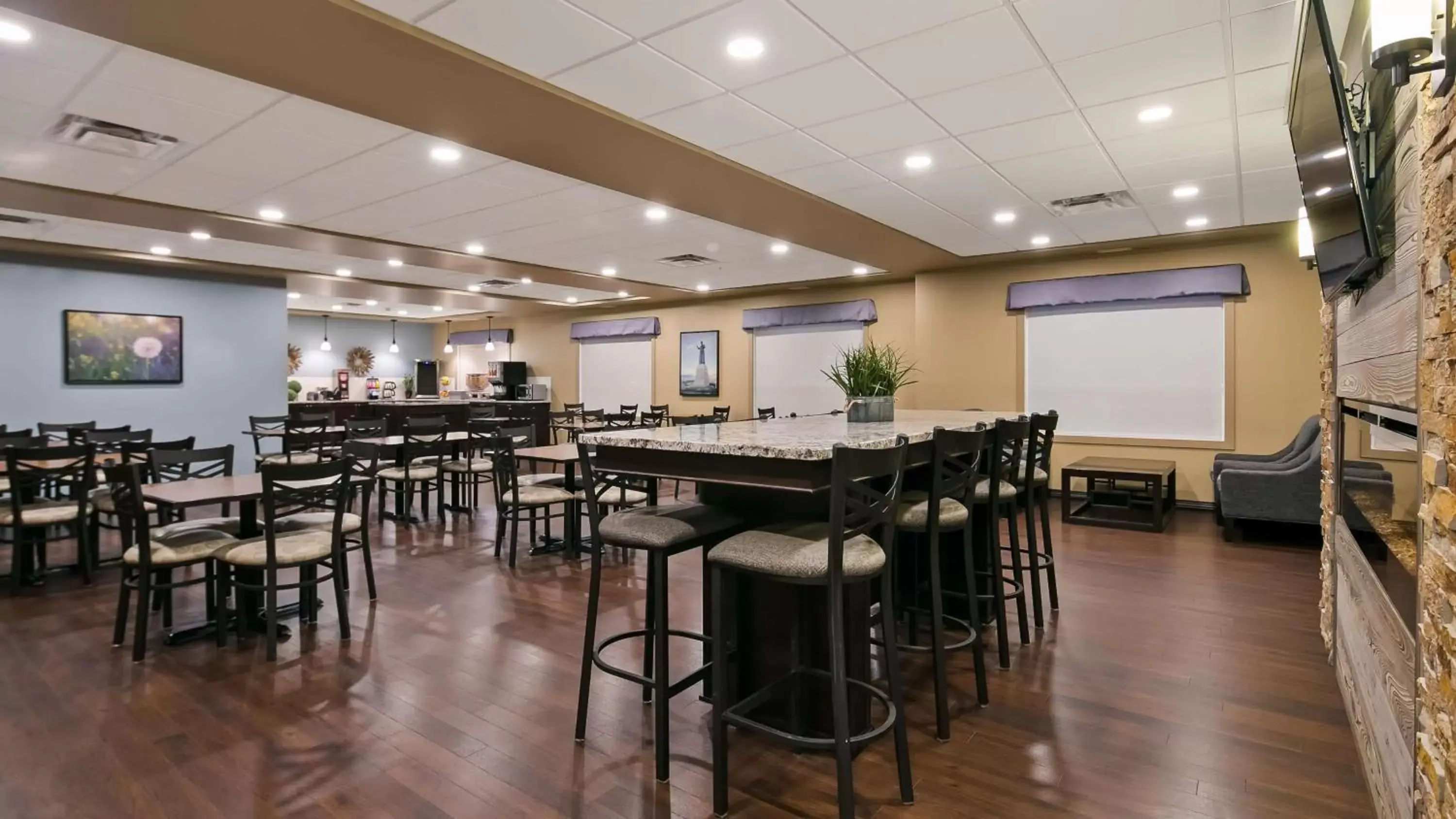 Restaurant/places to eat in Best Western Plus Lacombe Inn and Suites