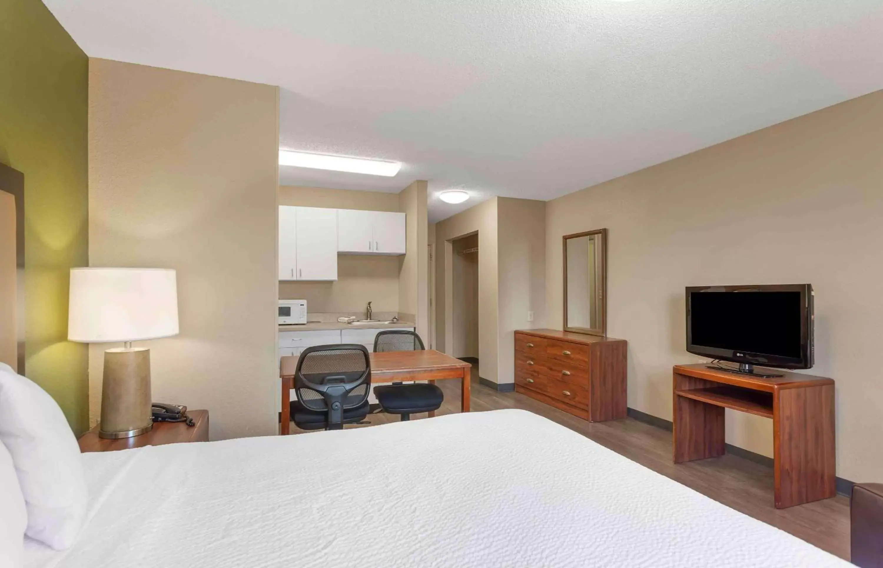 Bedroom, TV/Entertainment Center in Extended Stay America Select Suites - Memphis - Cordova