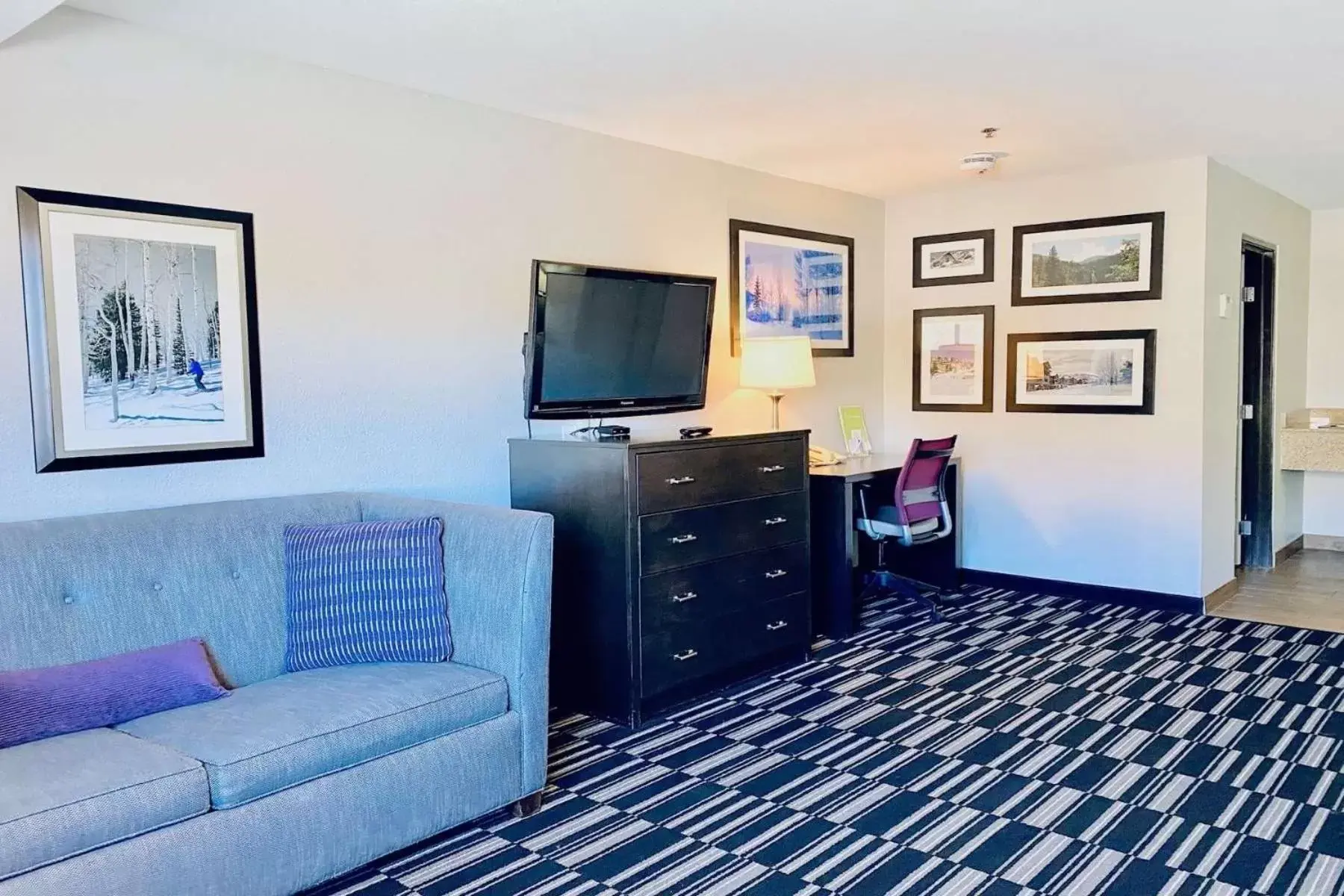 Photo of the whole room, Seating Area in La Quinta Inn by Wyndham Steamboat Springs