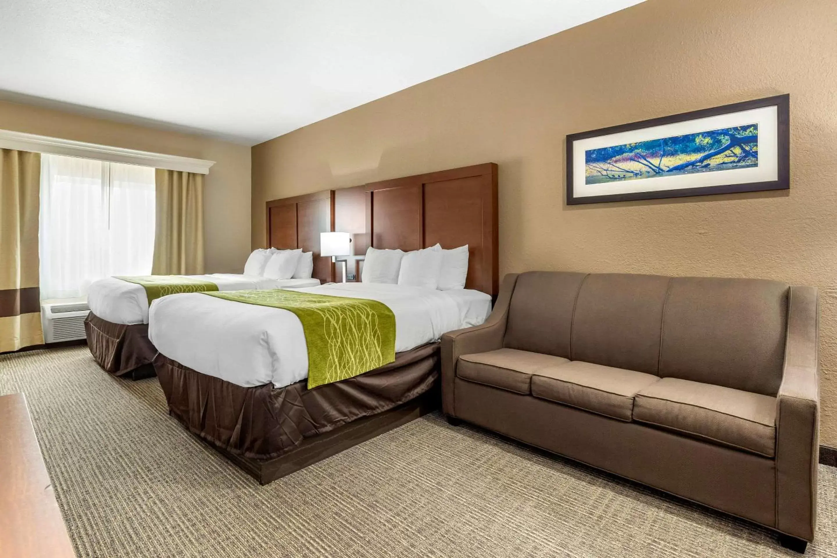Photo of the whole room, Bed in Comfort Inn & Suites Davenport - Quad Cities