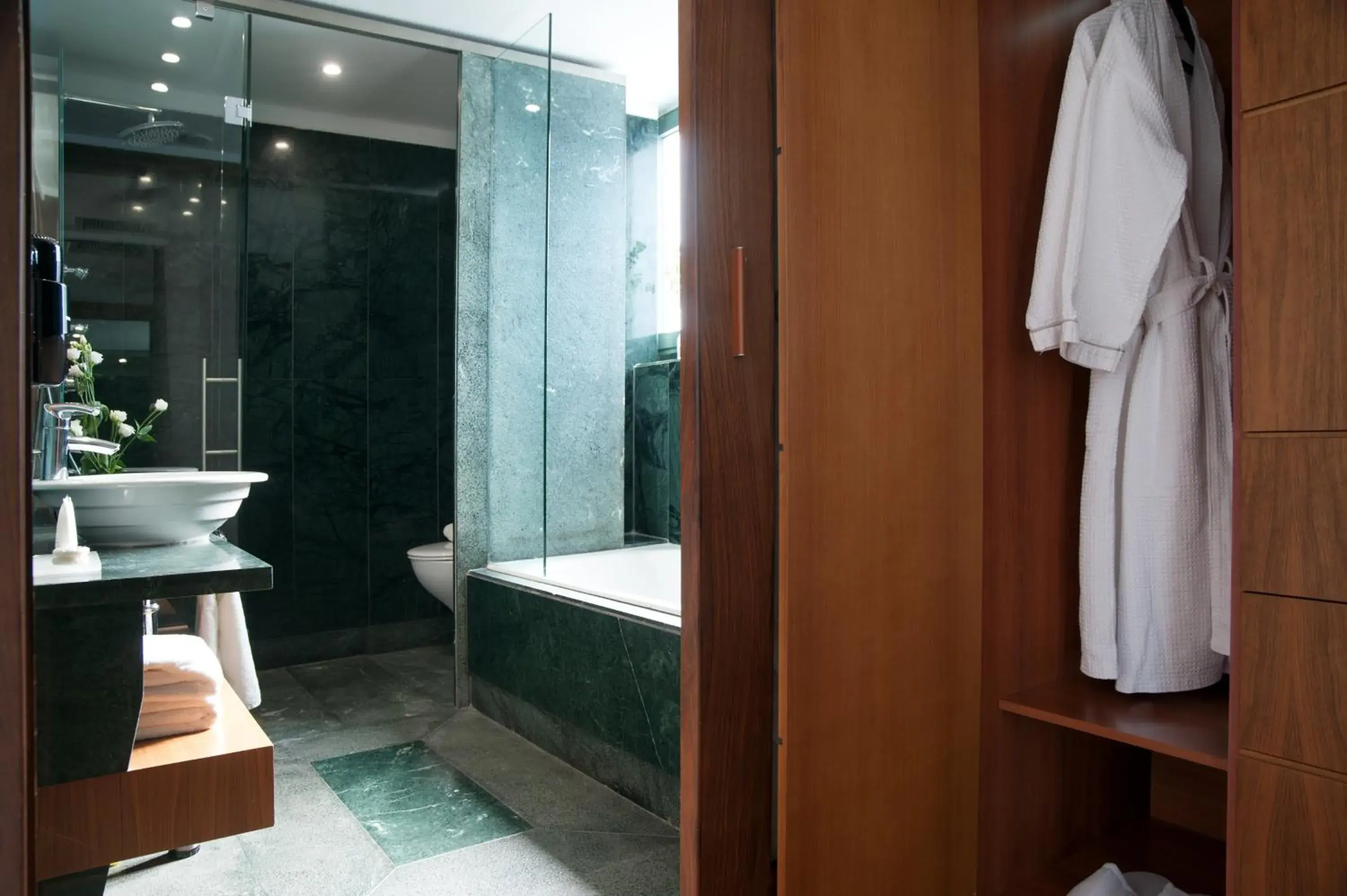 Bathroom in Athenaeum Eridanus Luxury Hotel