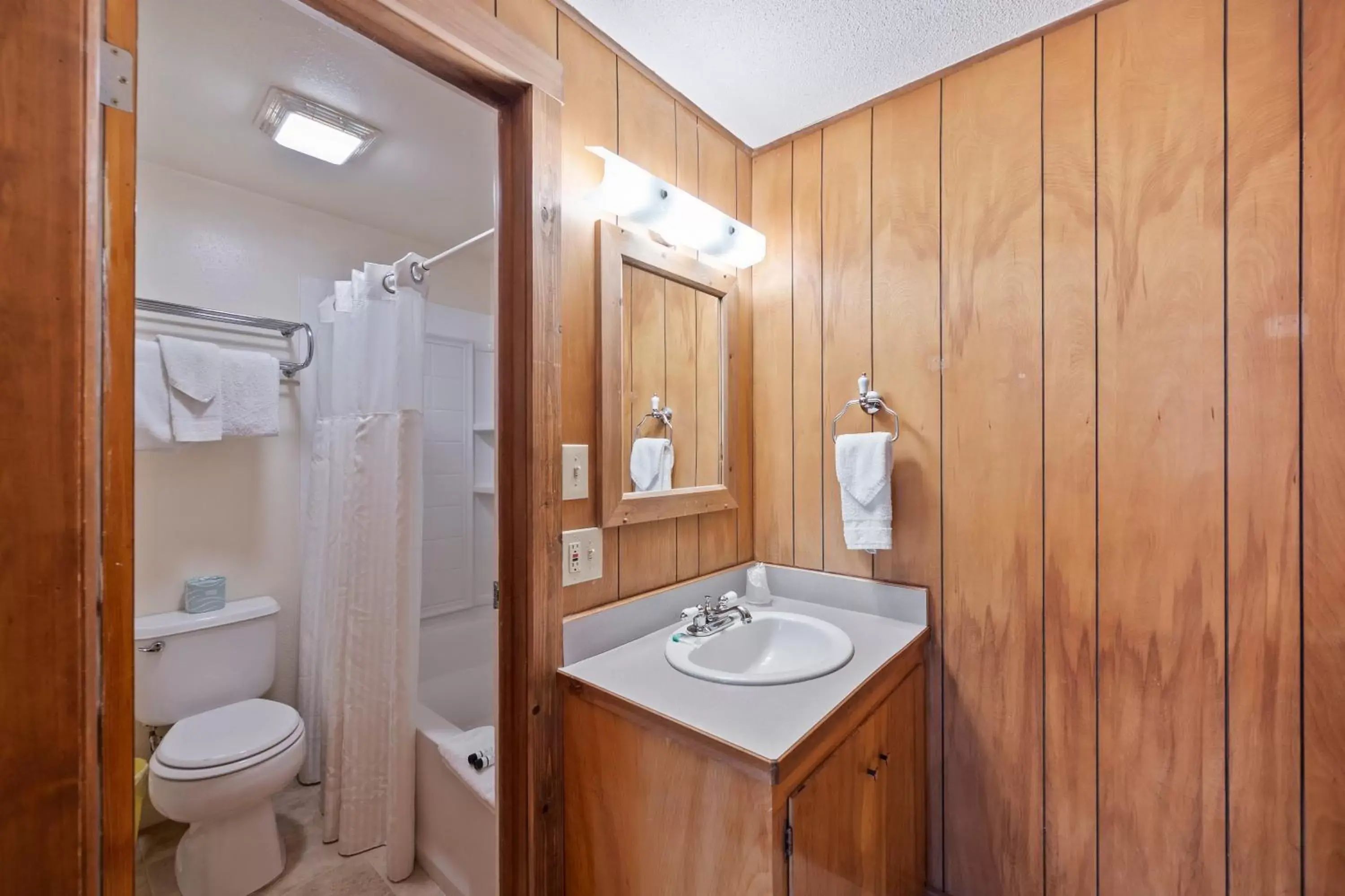 Bathroom in Birch Glen Lodge