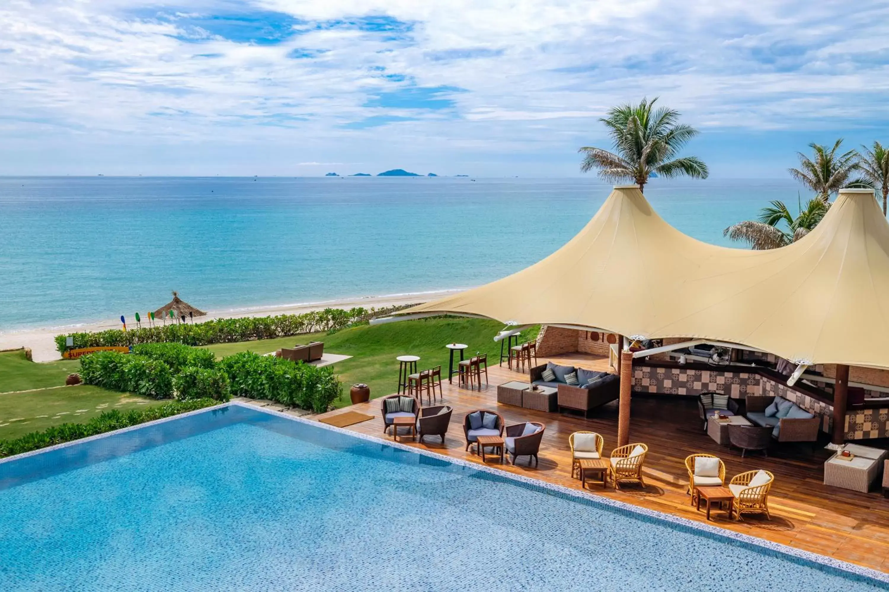 Lounge or bar, Swimming Pool in Fusion Resort Cam Ranh - All Spa Inclusive