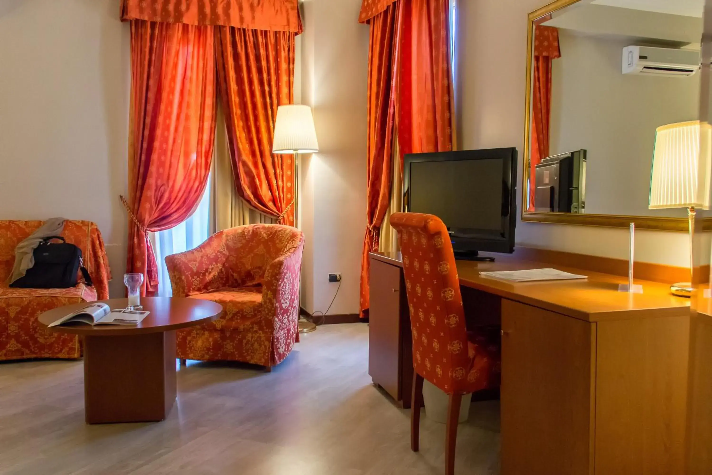 Bedroom, TV/Entertainment Center in Hotel Excel Roma Ciampino