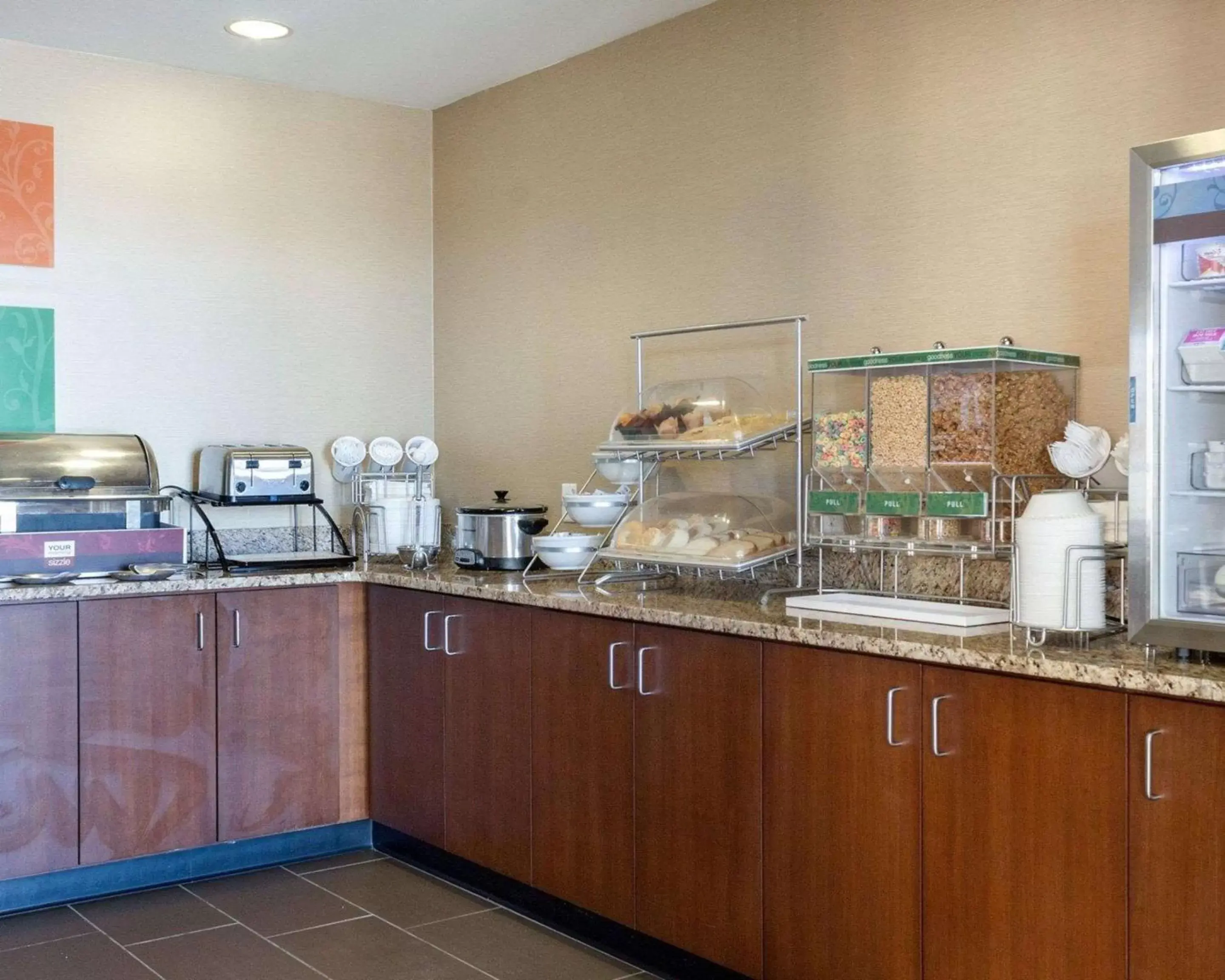 Restaurant/places to eat, Kitchen/Kitchenette in Comfort Inn & Suites Watford City