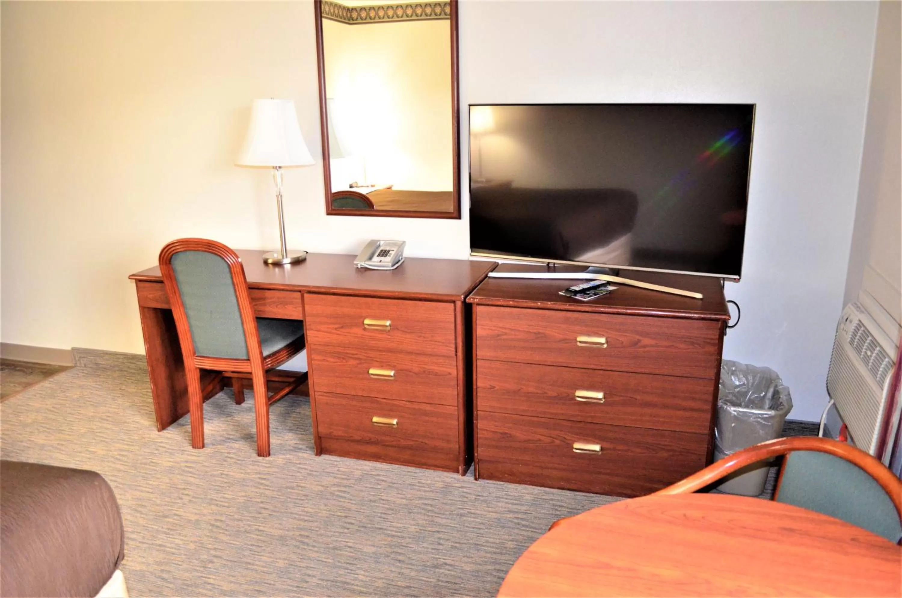 TV and multimedia, TV/Entertainment Center in Shilo Inns Suites The Dalles