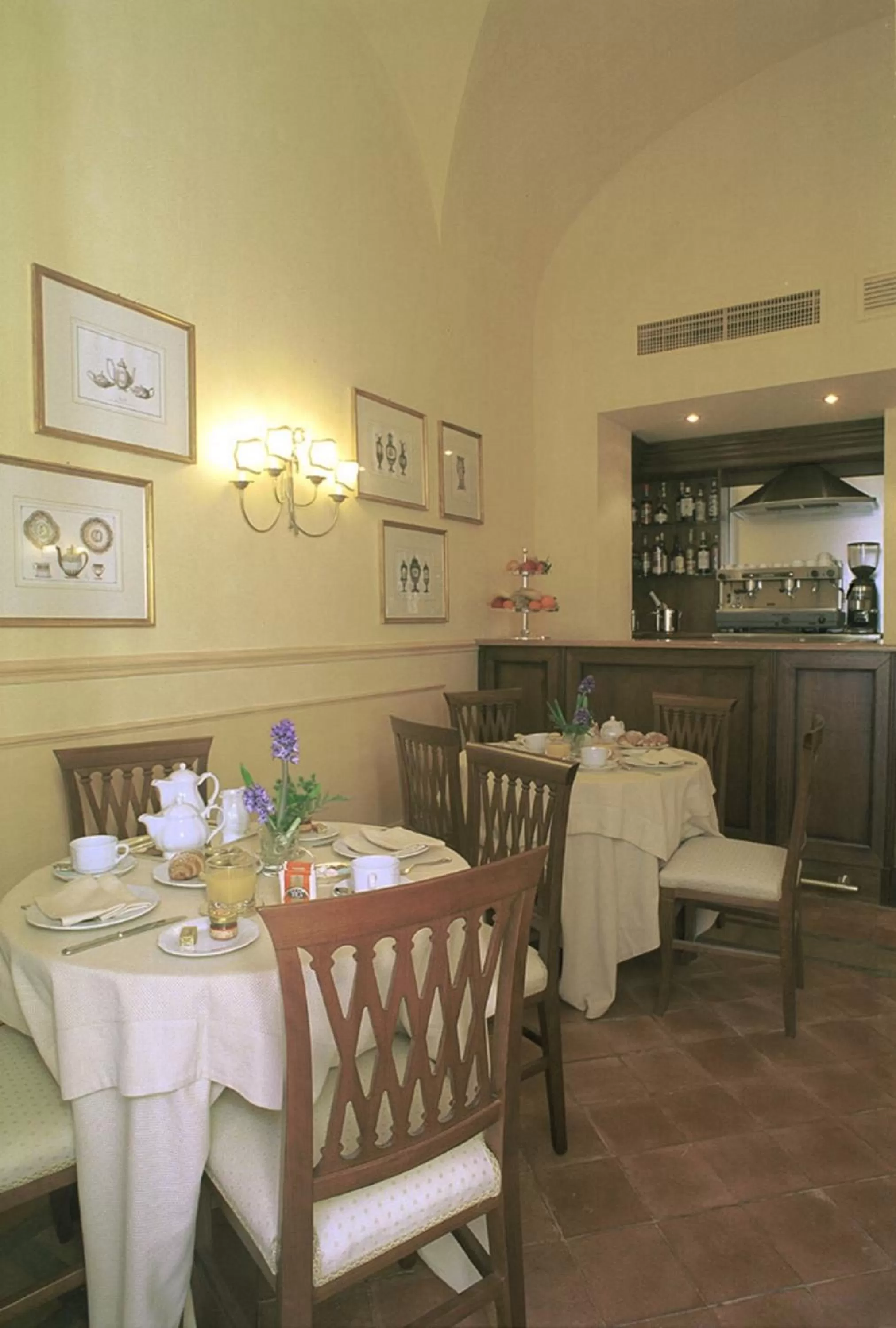 Communal lounge/ TV room in Hotel La Ville