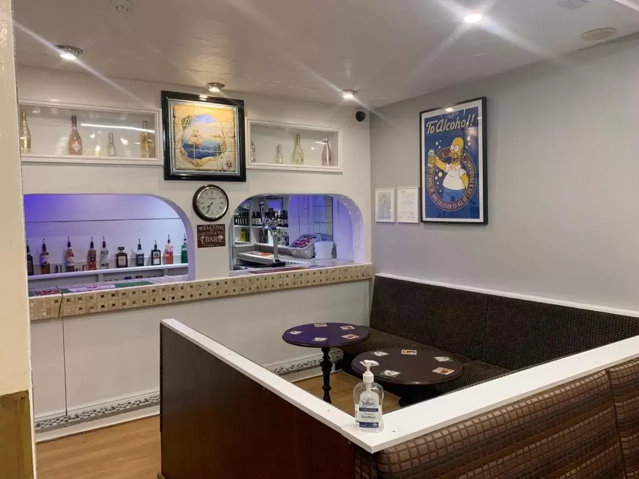 Lounge or bar, Kitchen/Kitchenette in Lucena Hotel