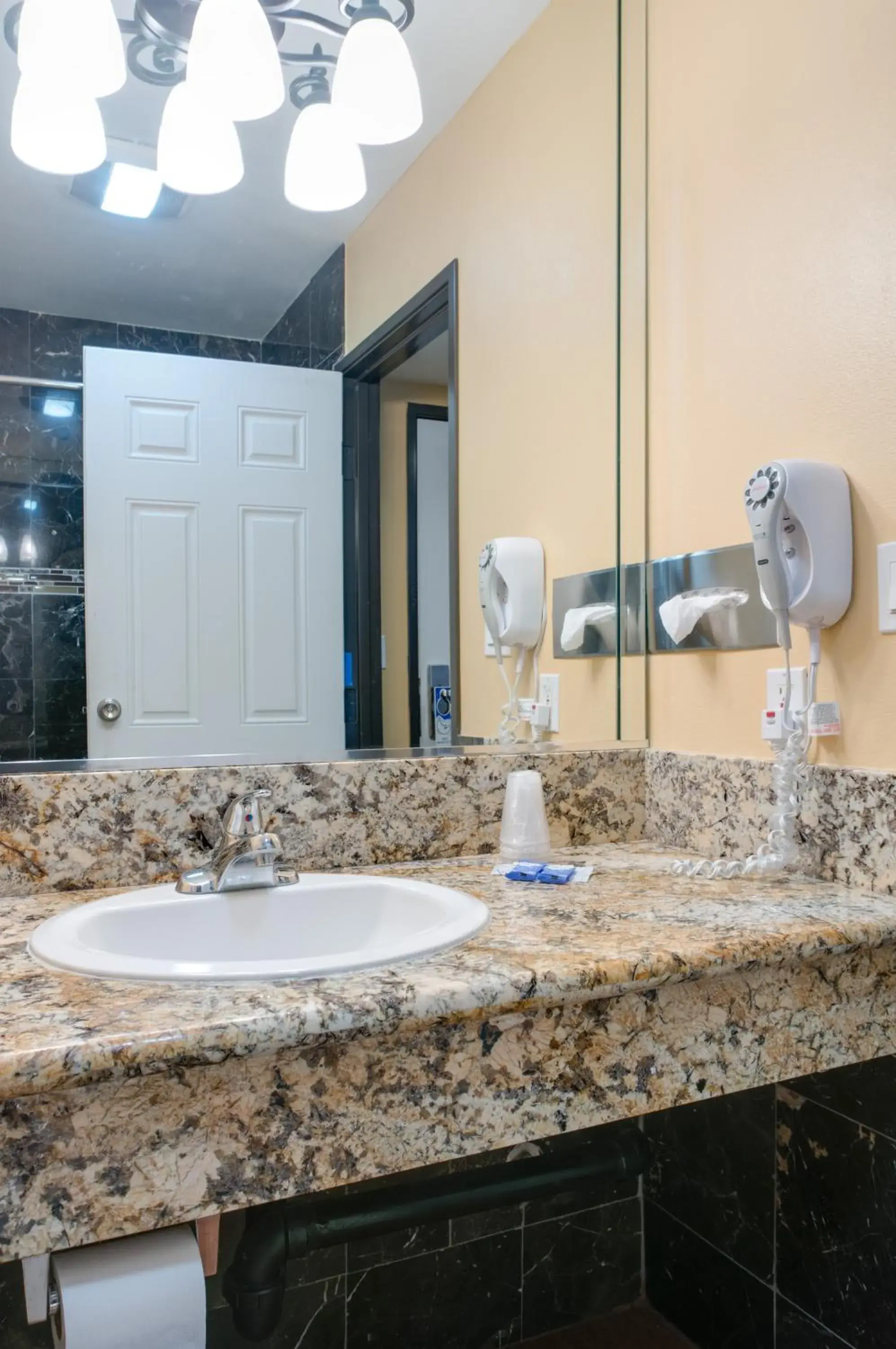 Bathroom in Redondo Beach Inn-LAX Bathroom in Redondo Beach Inn-LAX