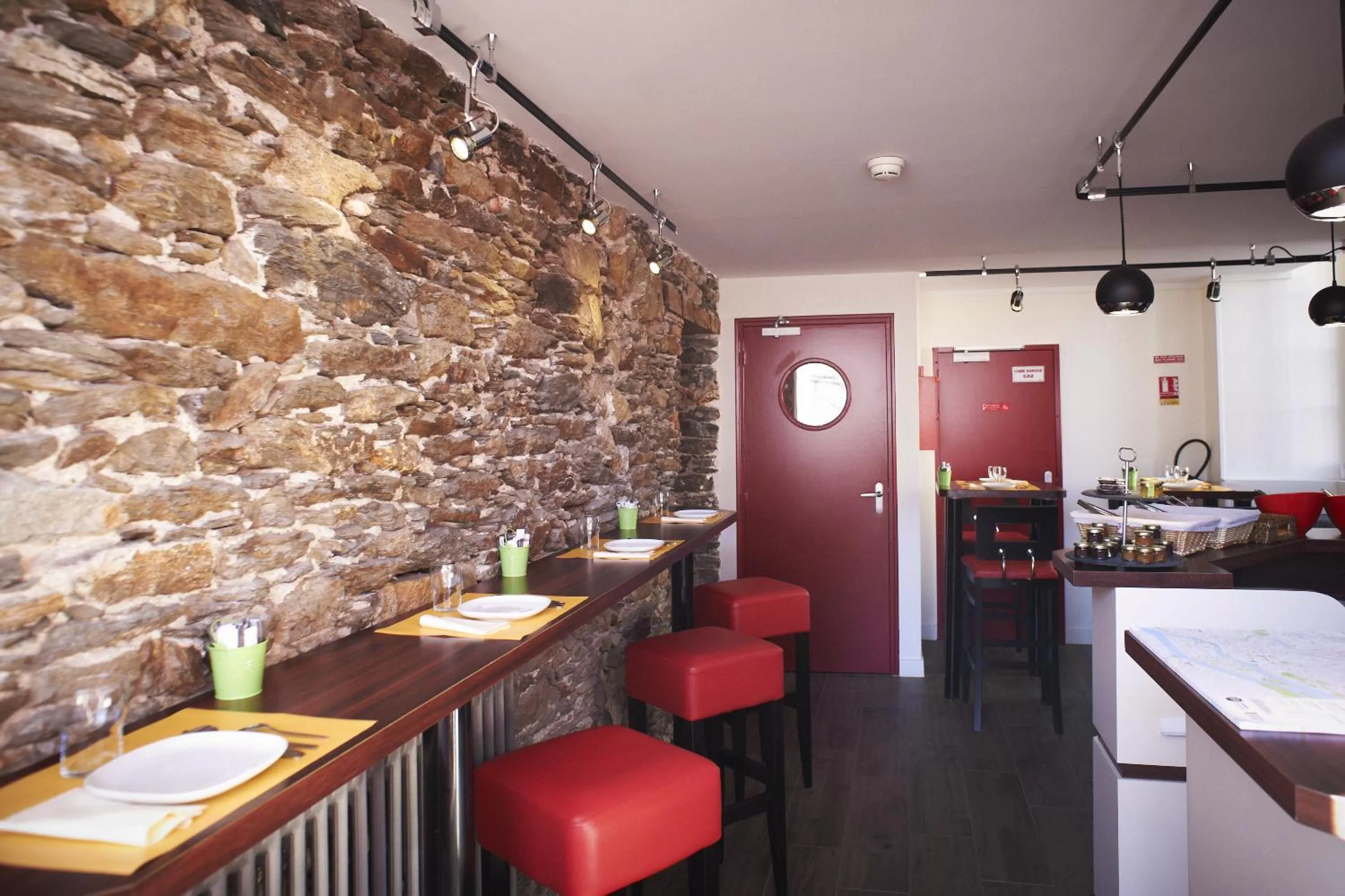 Restaurant/places to eat in Logis Hotel Chateaubriand