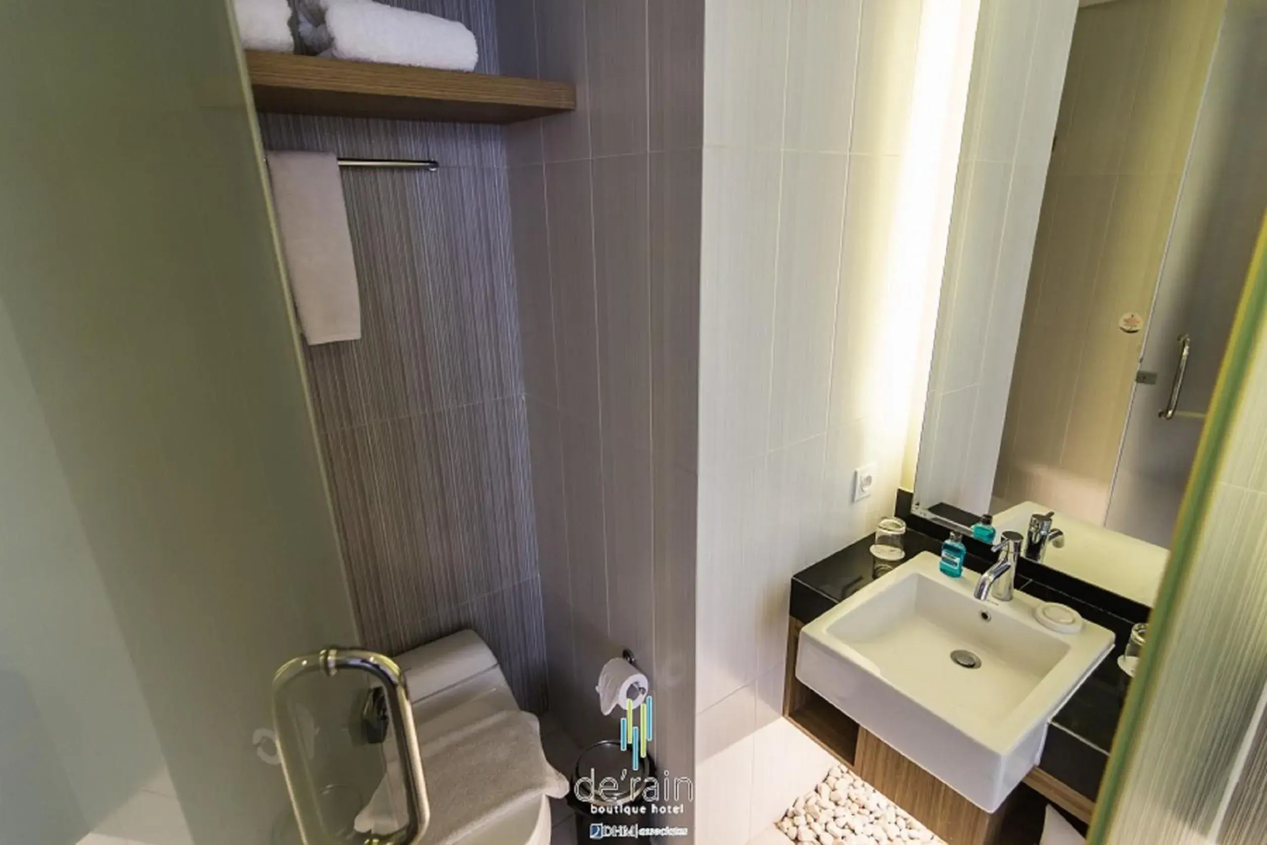 Bathroom in De'Rain Hotel Bandung