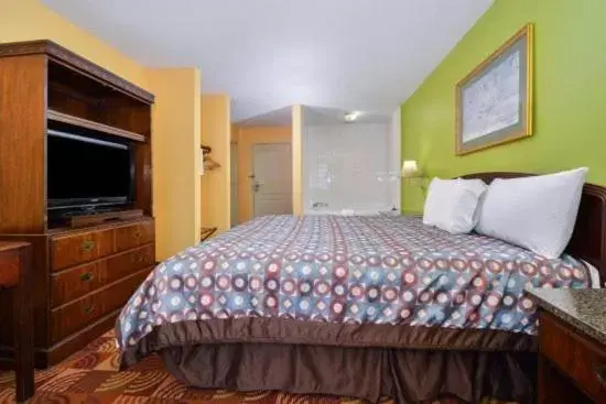 Photo of the whole room, Bed in Super 8 by Wyndham Lake of the Ozarks