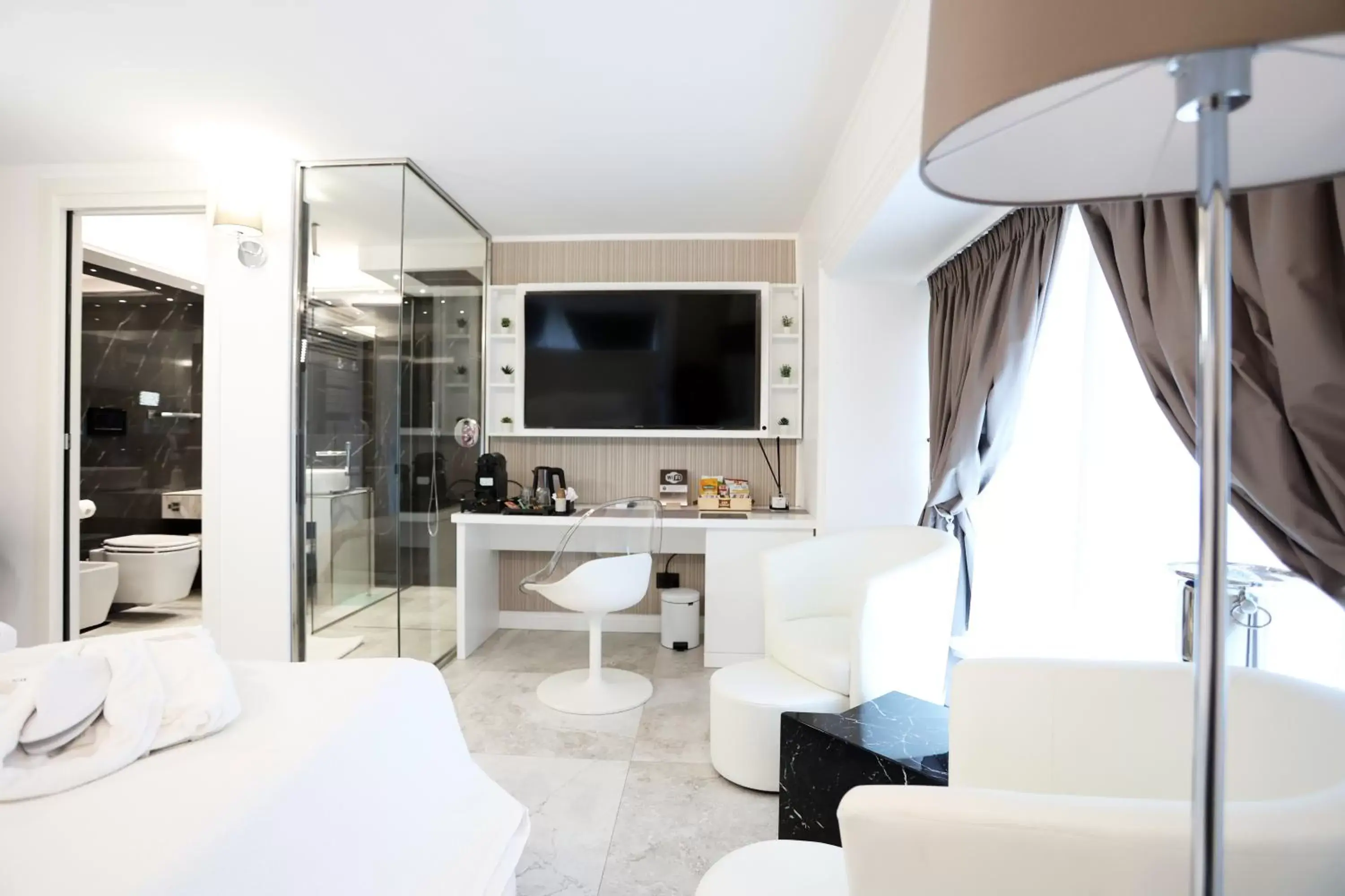 Shower, TV/Entertainment Center in Domus De Cinti