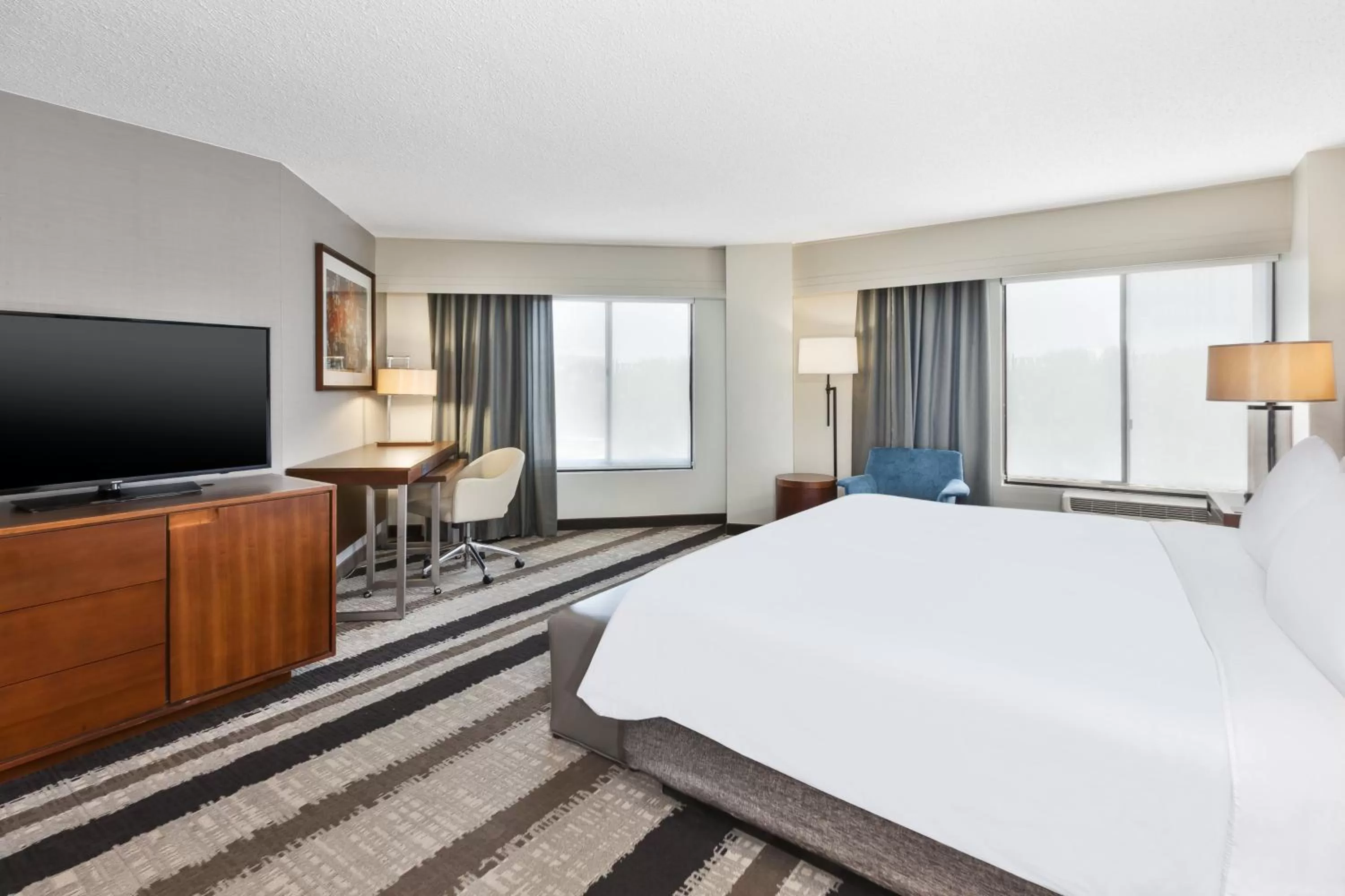 Photo of the whole room, Bed in Crowne Plaza Dulles Airport by IHG