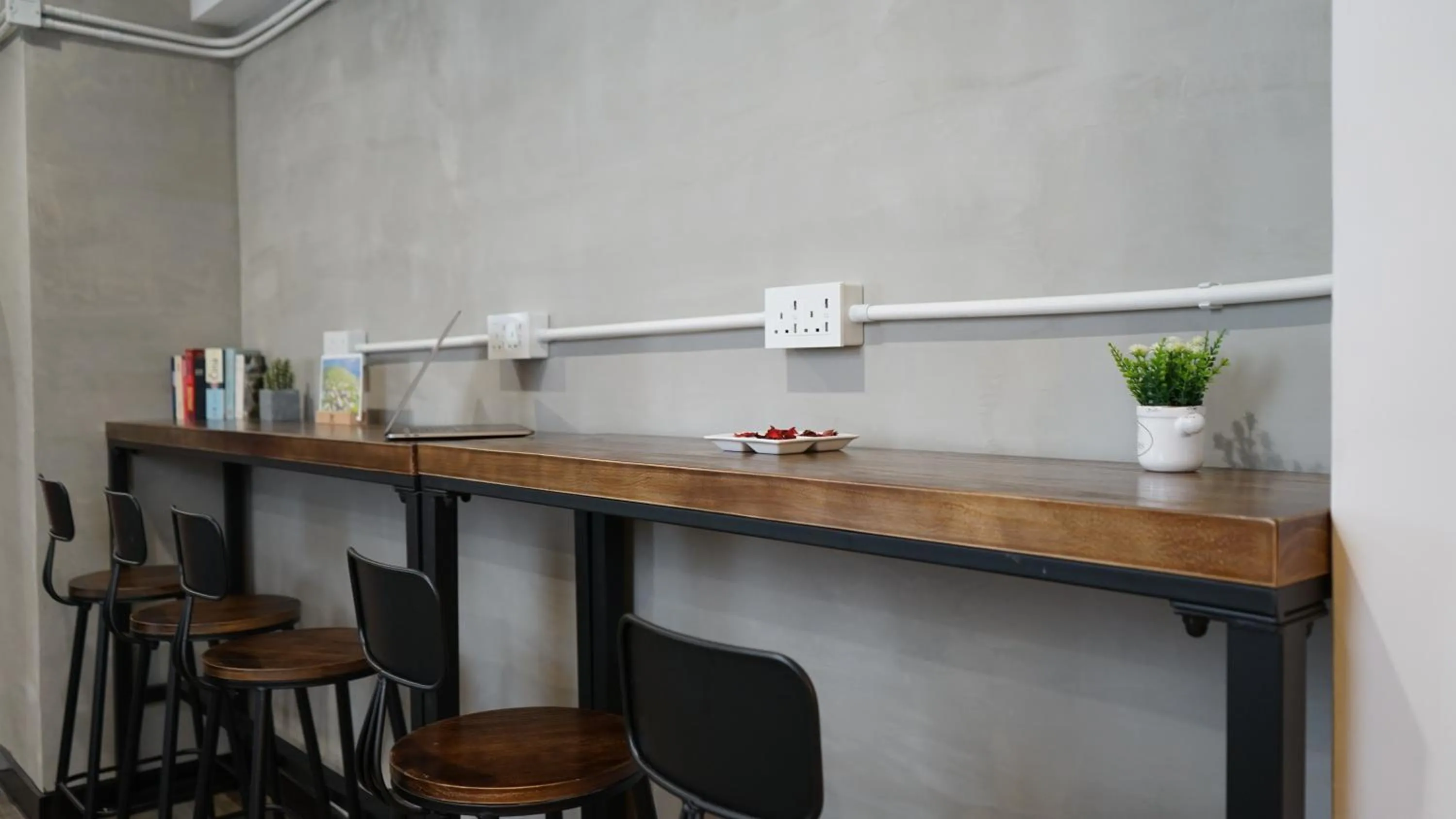 Communal lounge/ TV room in Homy Inn North Point