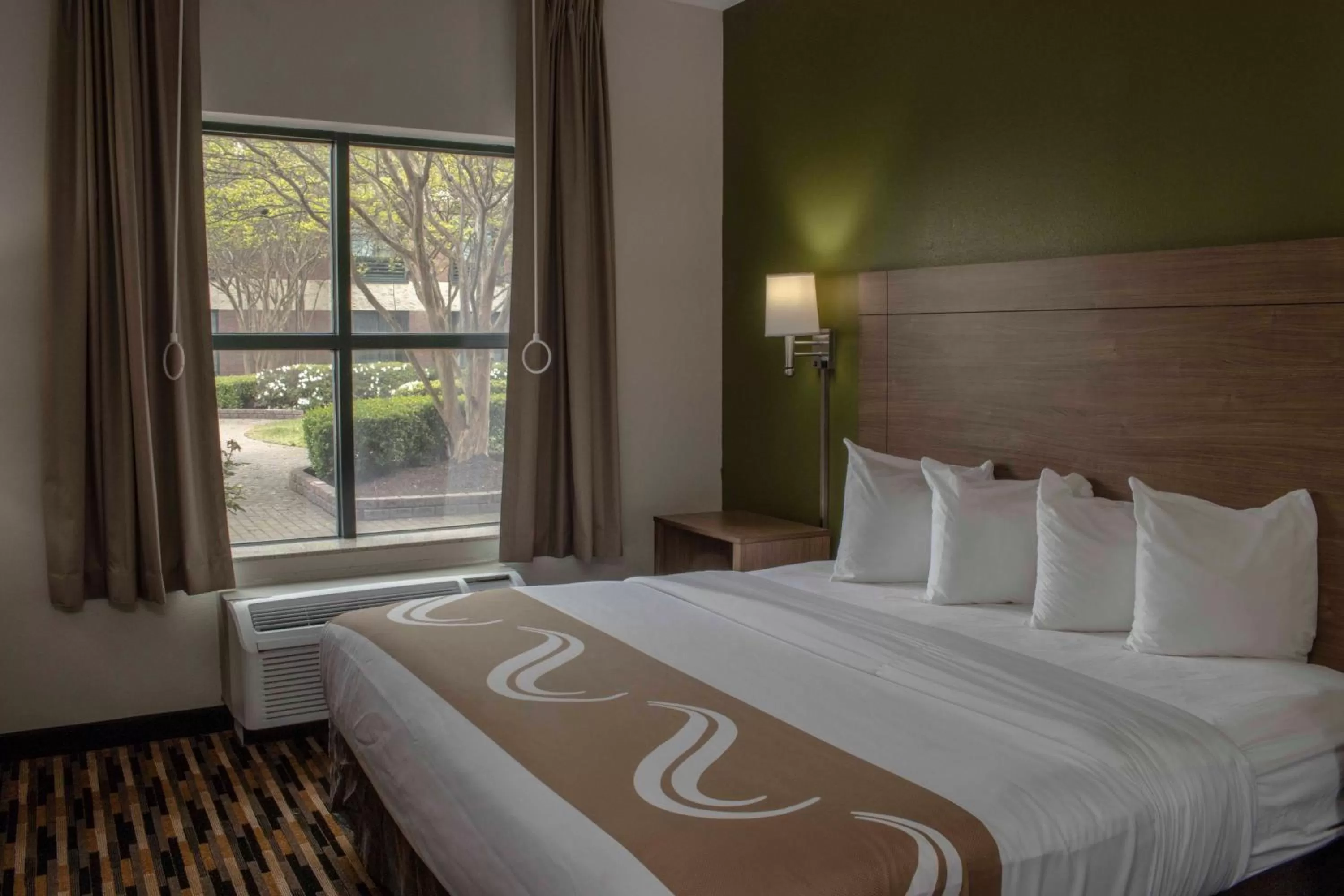 Bed in Quality Suites Lake Wright - Norfolk Airport