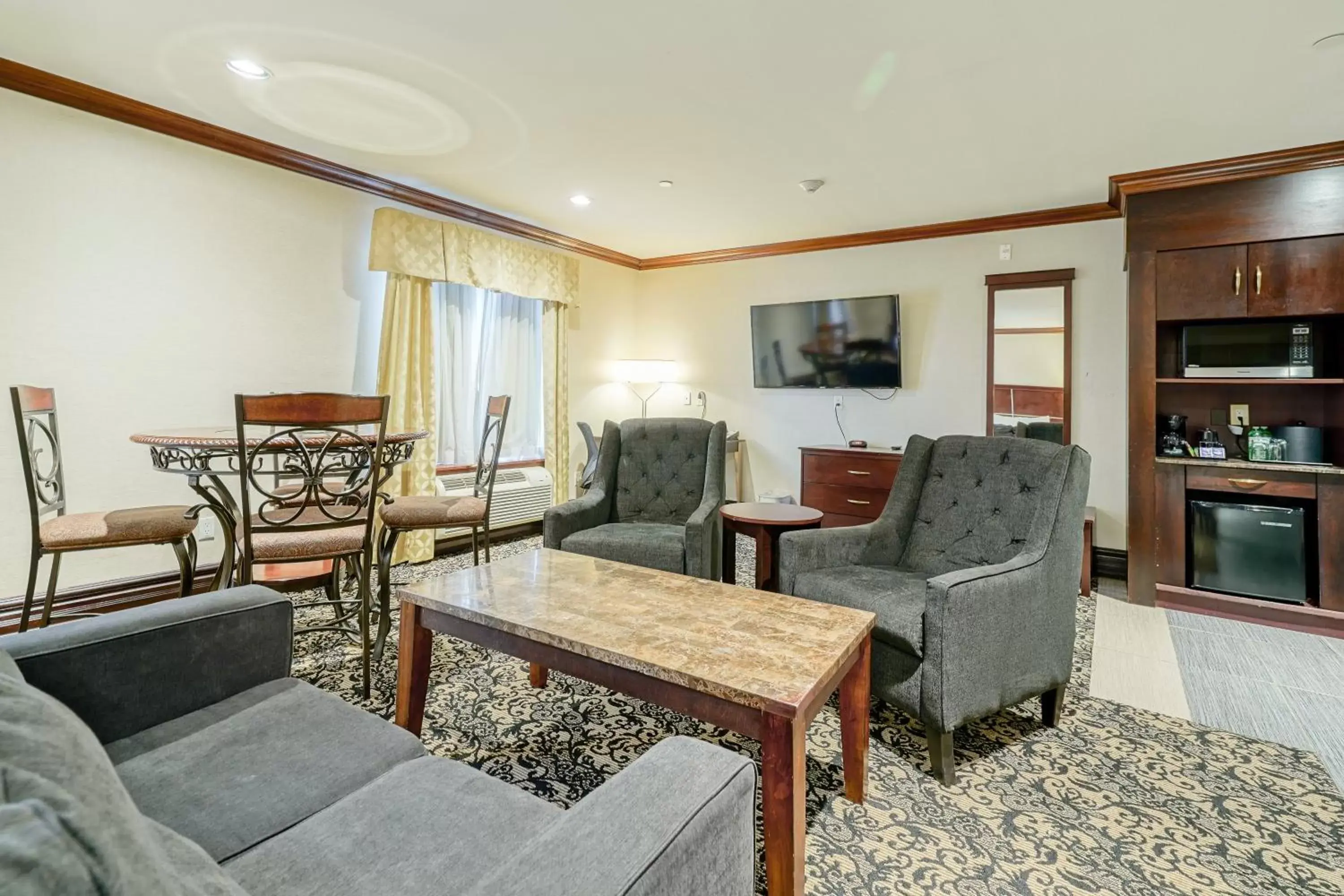 Living room, Seating Area in Woodbine Hotel & Suites