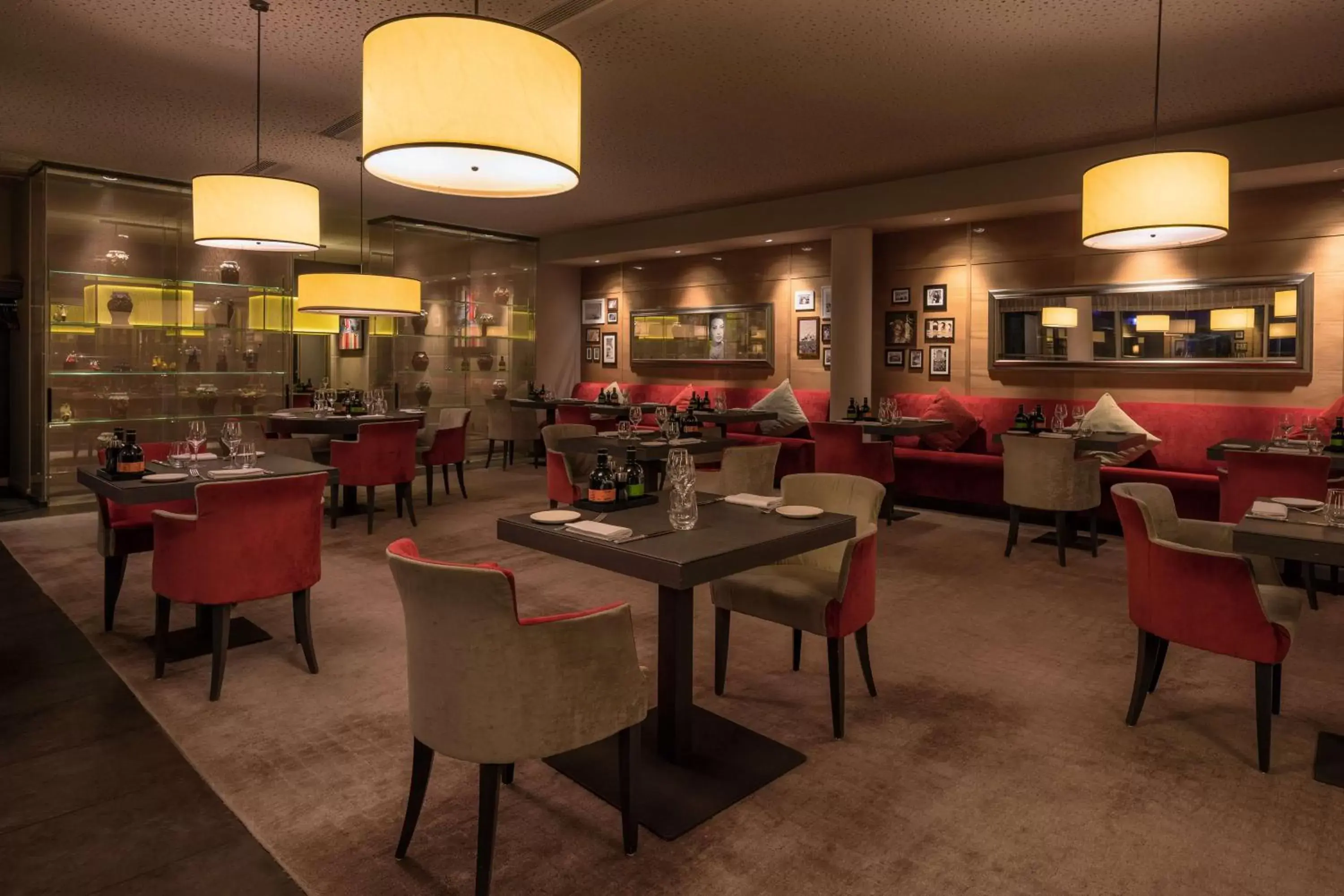 Restaurant/places to eat in Hilton Geneva Hotel and Conference Centre Restaurant/places to eat in Hilton Geneva Hotel and Conference Centre
