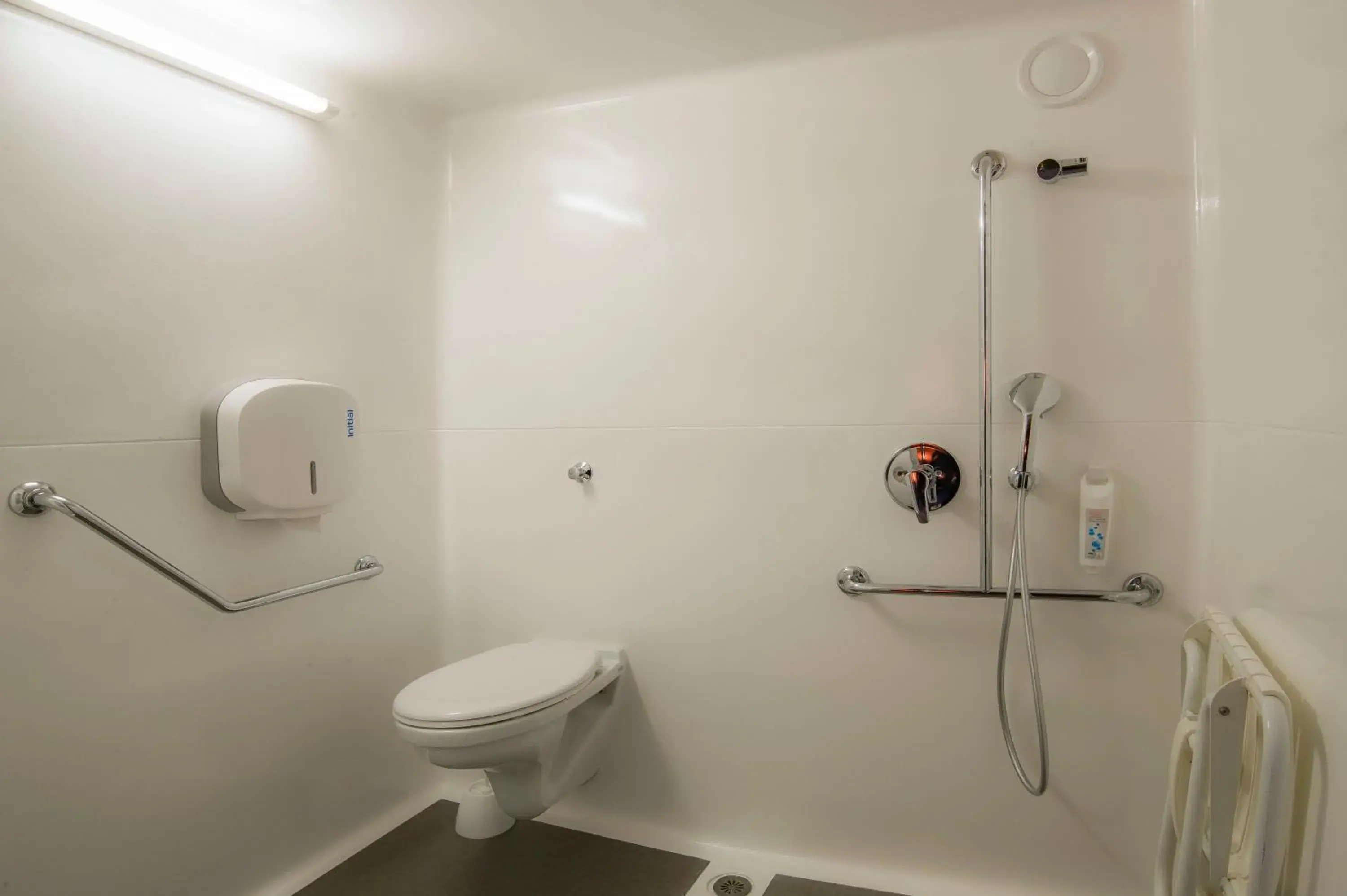 Bathroom in ibis budget Cergy Pierrelaye