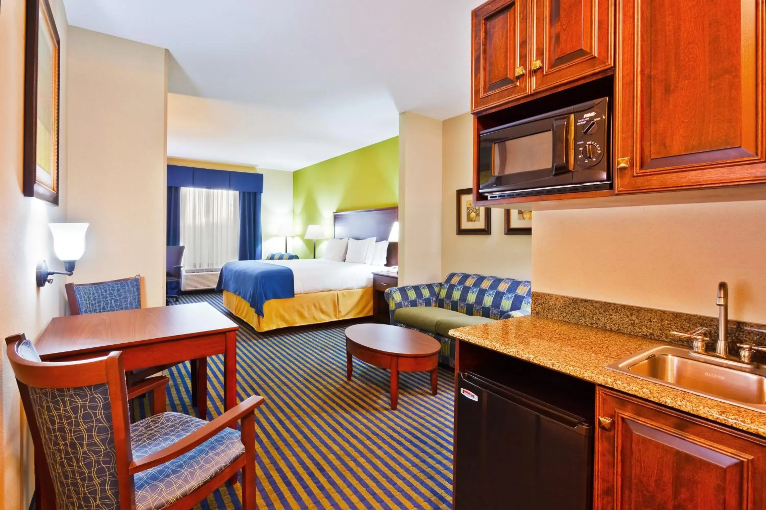 Photo of the whole room, Kitchen/Kitchenette in Holiday Inn Express Hotel & Suites Ooltewah Springs - Chattanooga, an IHG Hotel