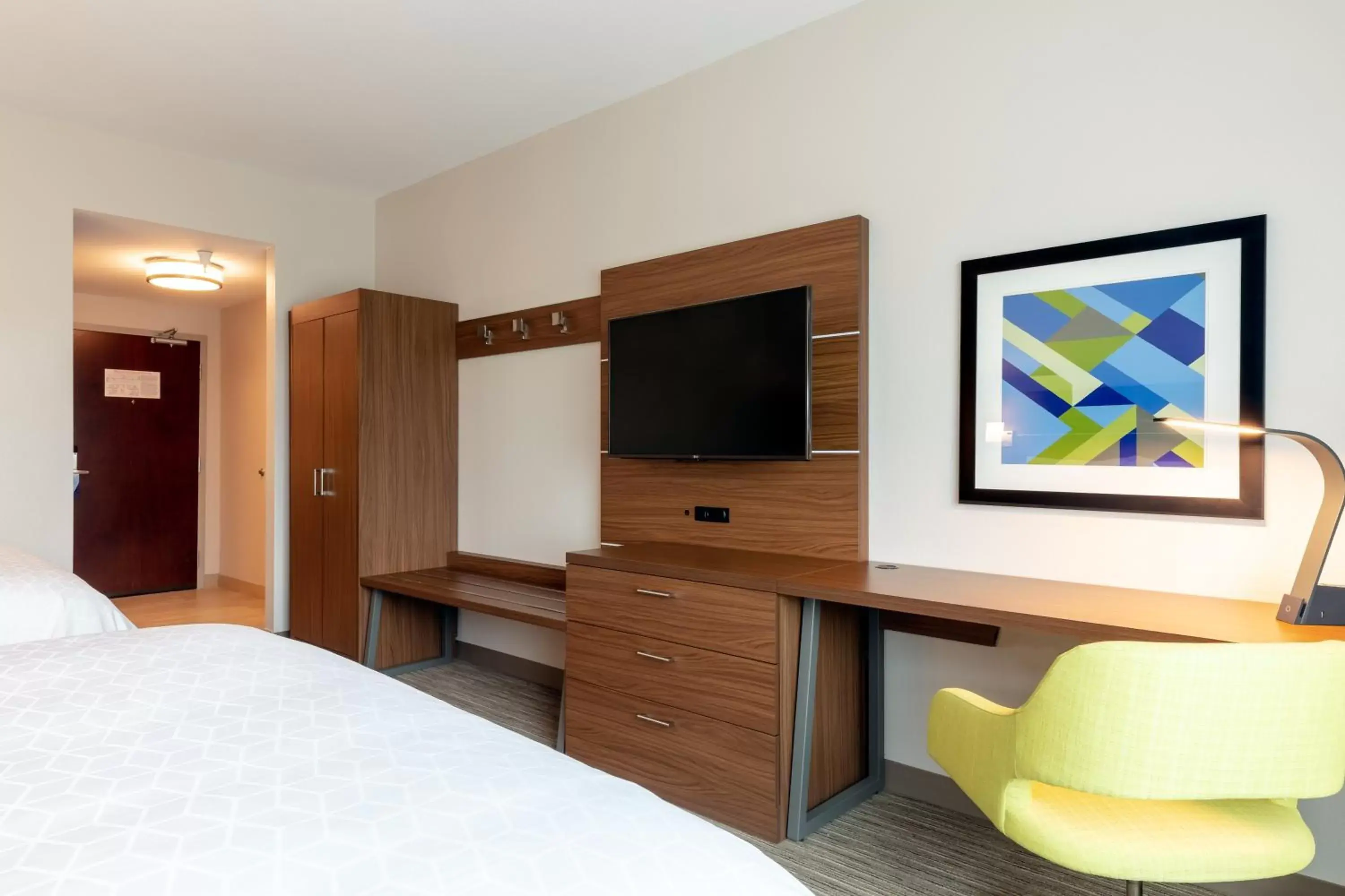 Photo of the whole room, TV/Entertainment Center in Holiday Inn Express Calhoun South, an IHG Hotel