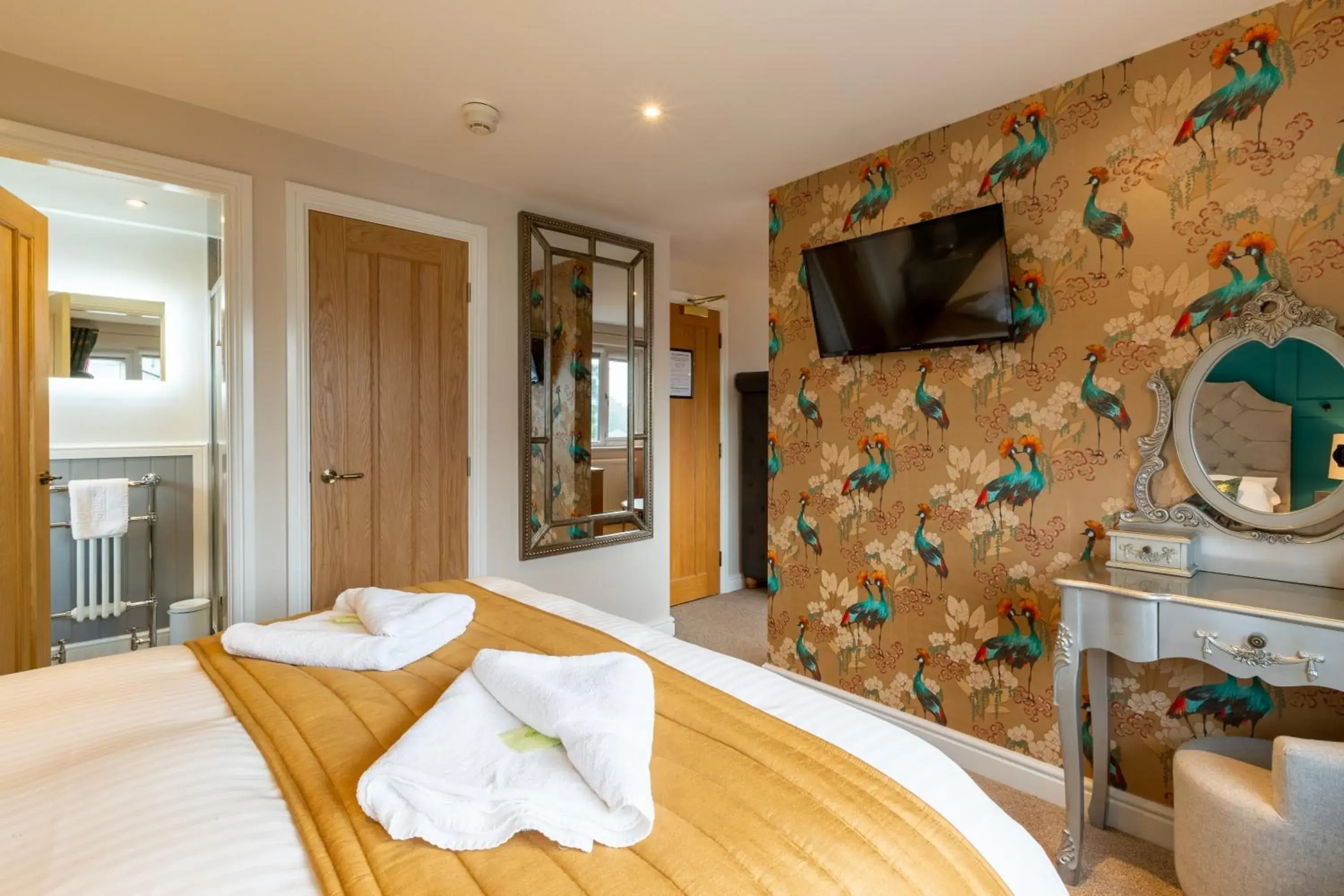 TV and multimedia, Bed in Holly Lodge Guest House with FREE off site health club