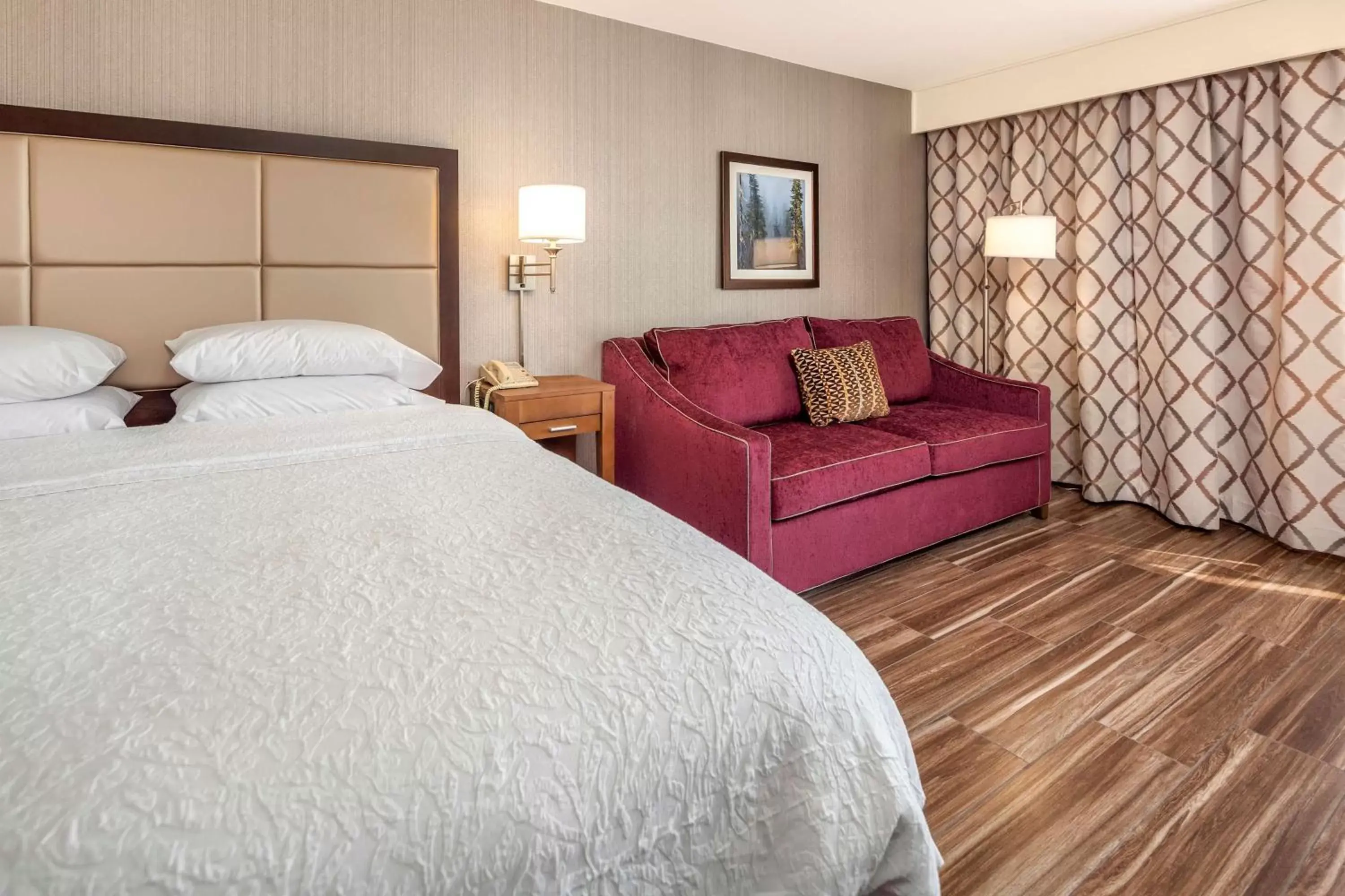 Bed in Hampton Inn & Suites Seattle North/Lynnwood