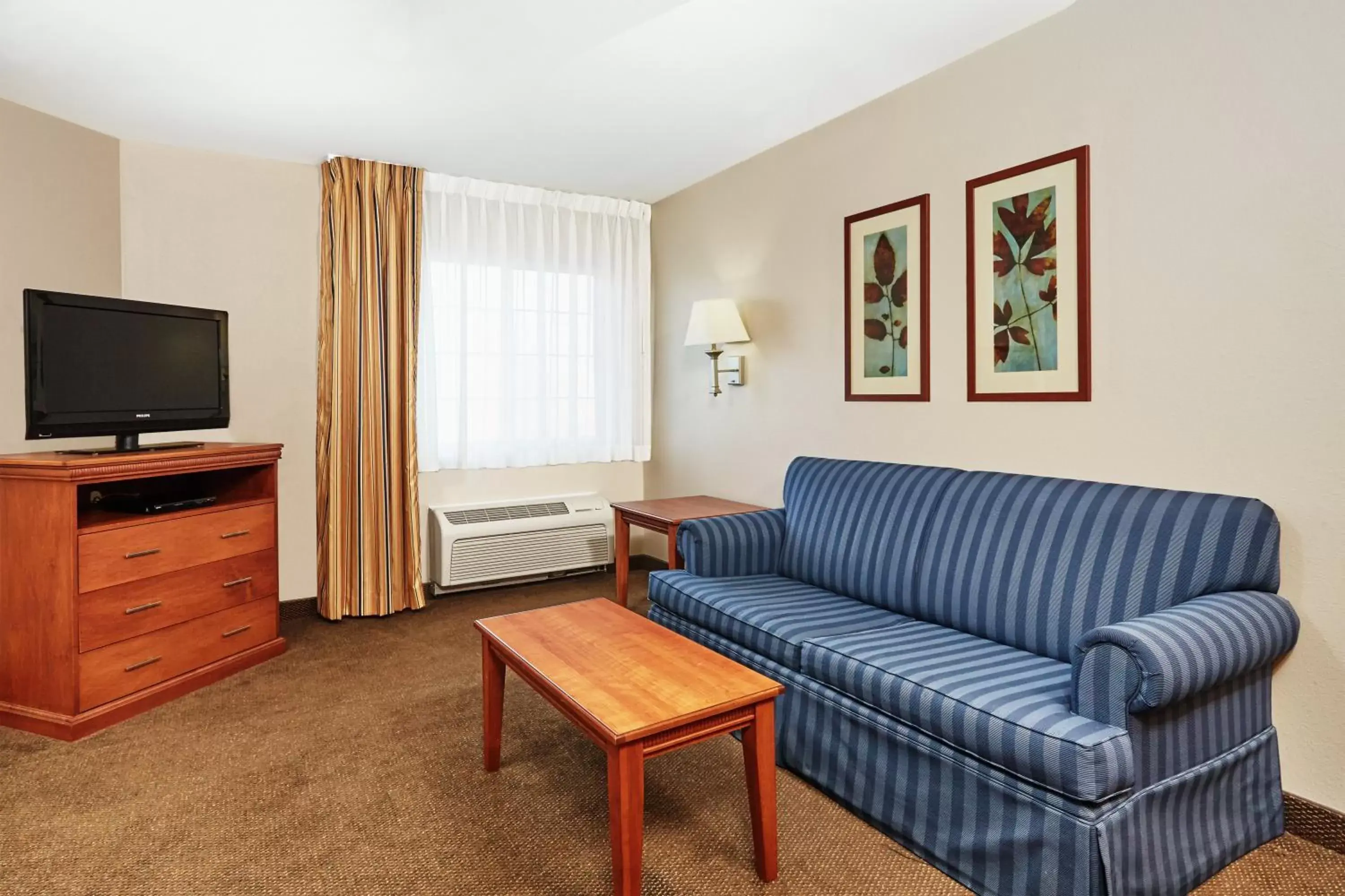 Bedroom, Seating Area in Candlewood Suites Milwaukee Airport - Oak Creek, an IHG Hotel