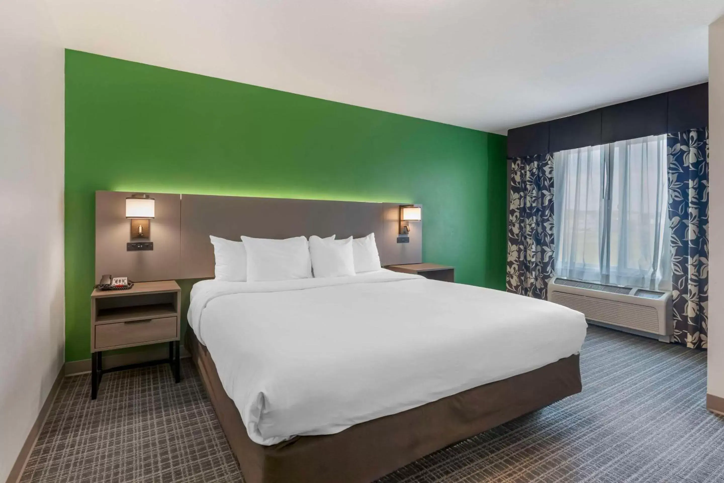 Bedroom, Bed in Comfort Suites Conference Center Rapid City