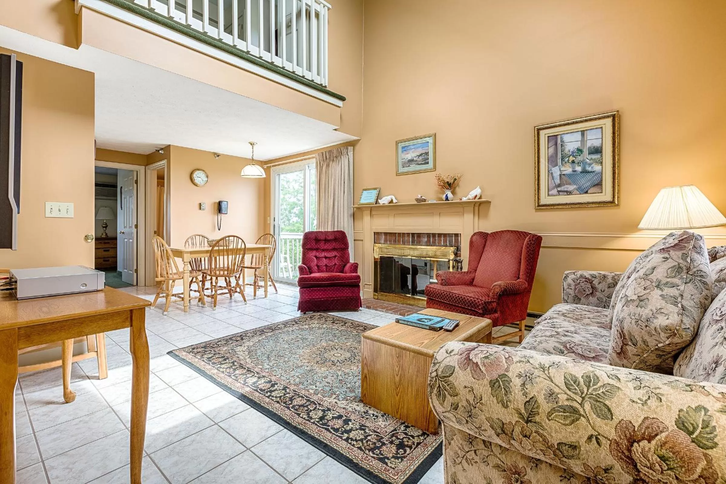Living room, Seating Area in Misty Harbor Resort