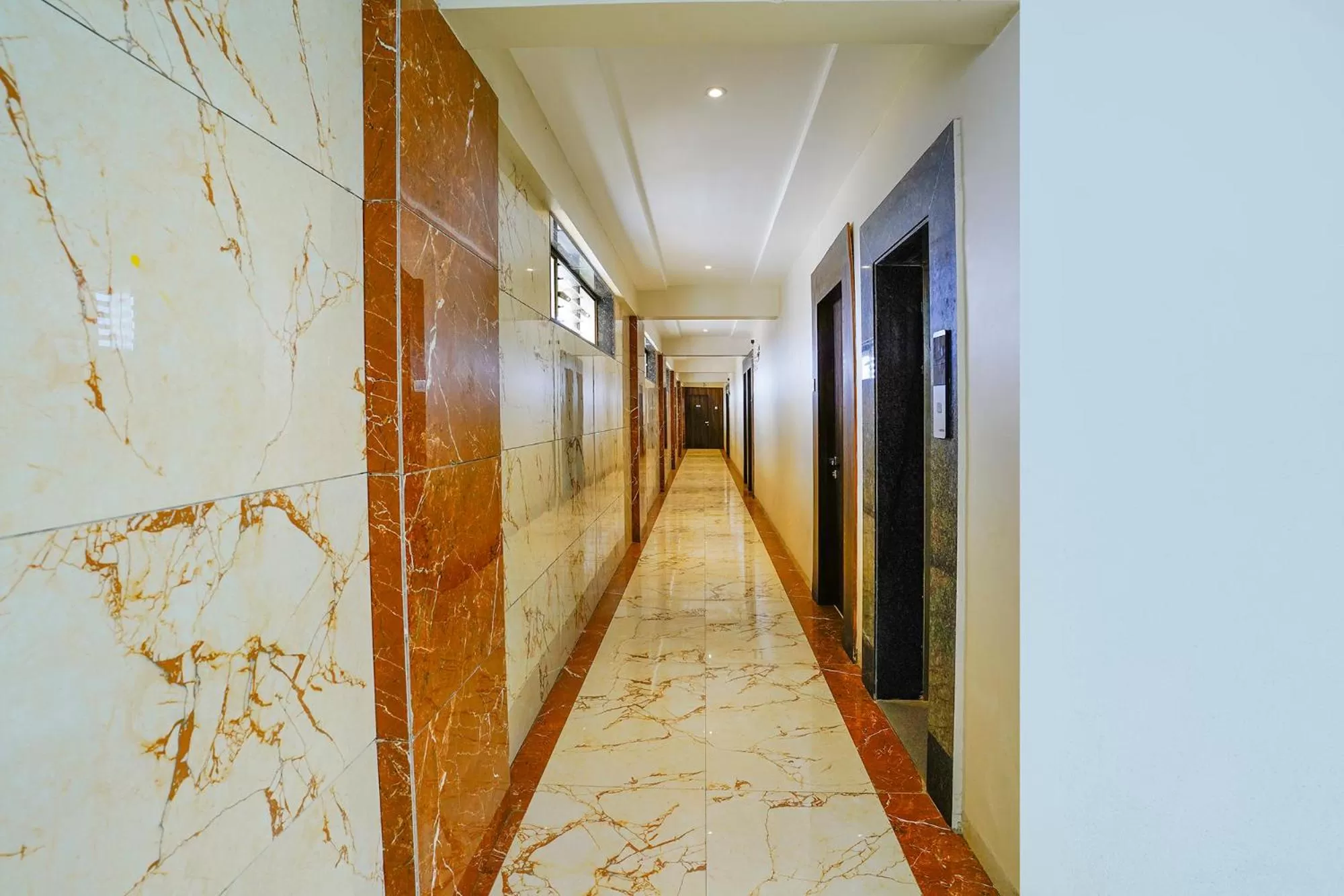 Lobby or reception in FabHotel Bhiwandi Palace