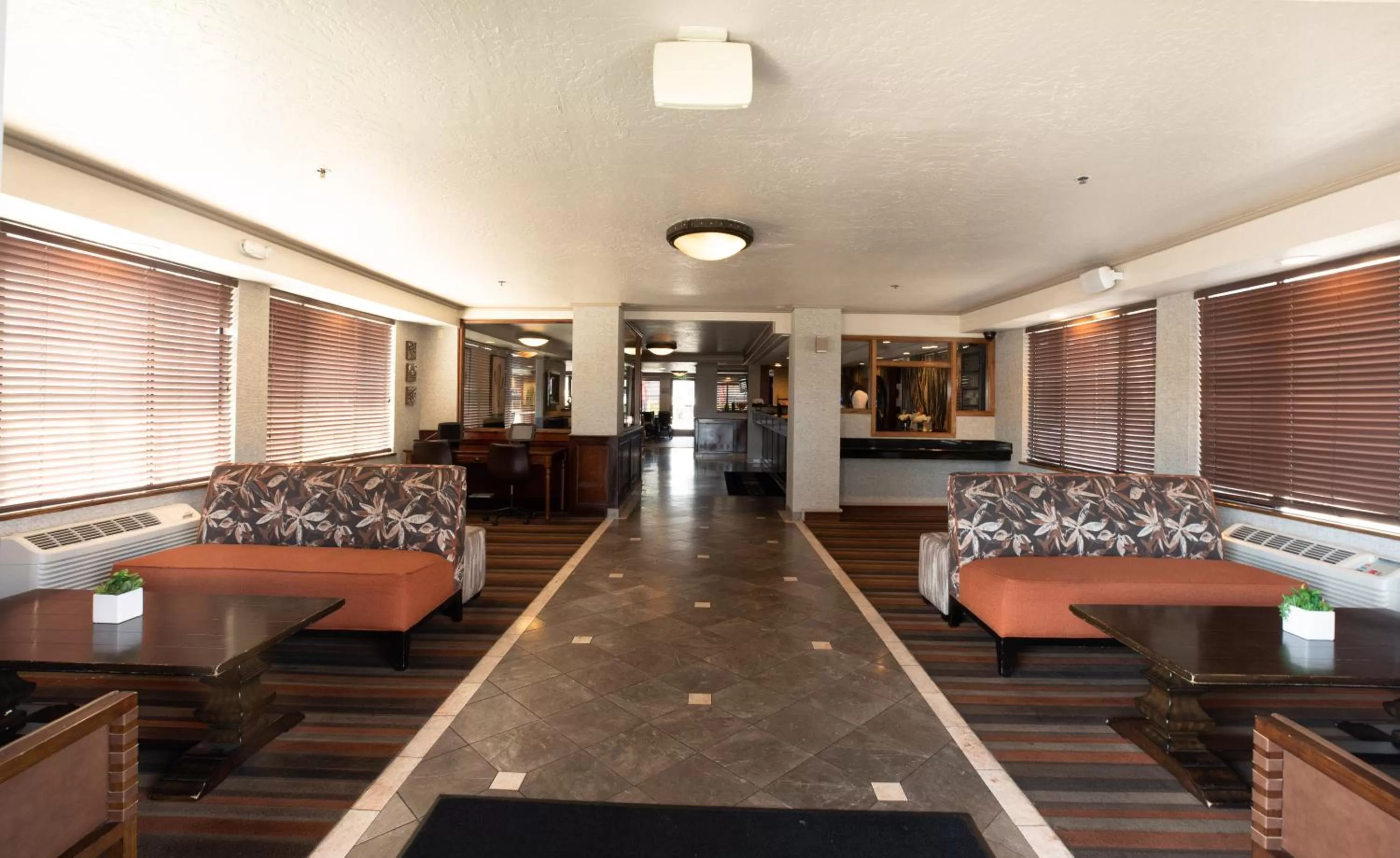 Seating area in Oxnard Inn Lancaster