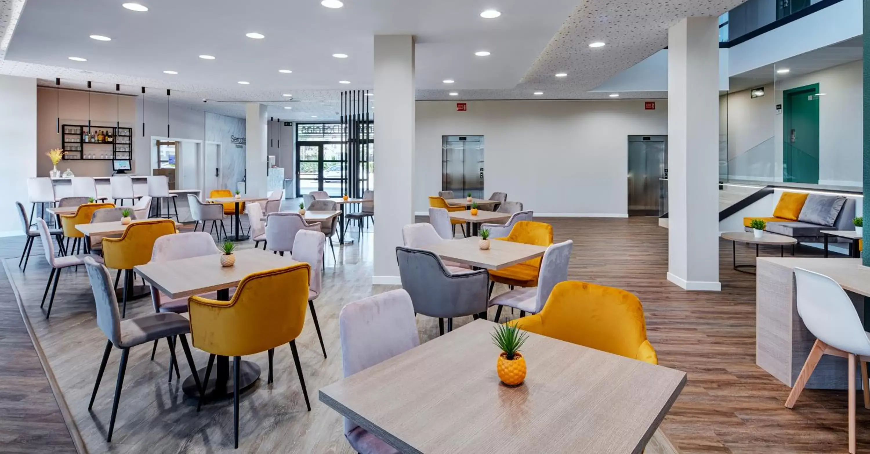 Lobby or reception, Restaurant/Places to Eat in Sercotel Córdoba Delicias