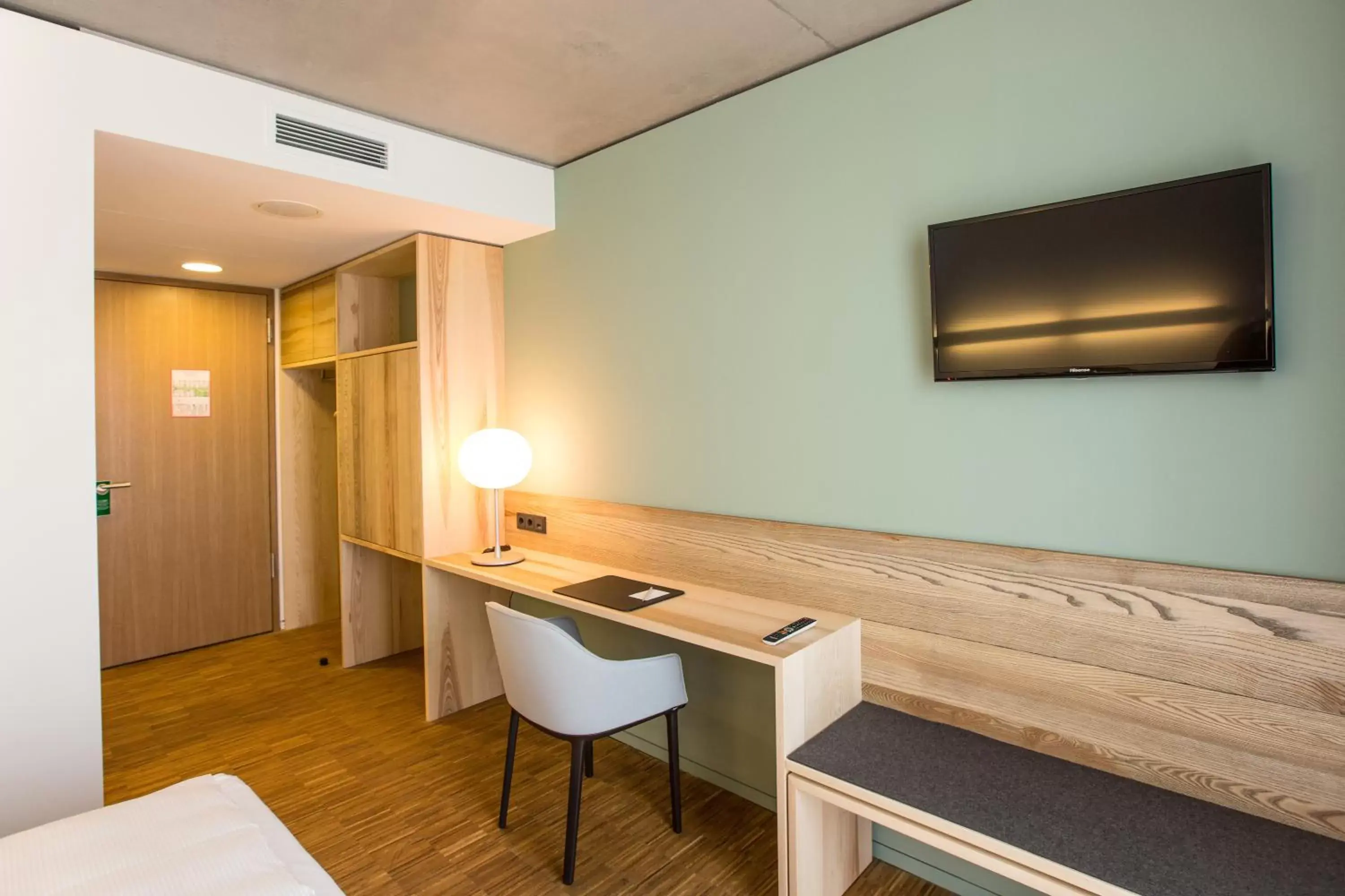 TV and multimedia, TV/Entertainment Center in Green City Hotel Vauban