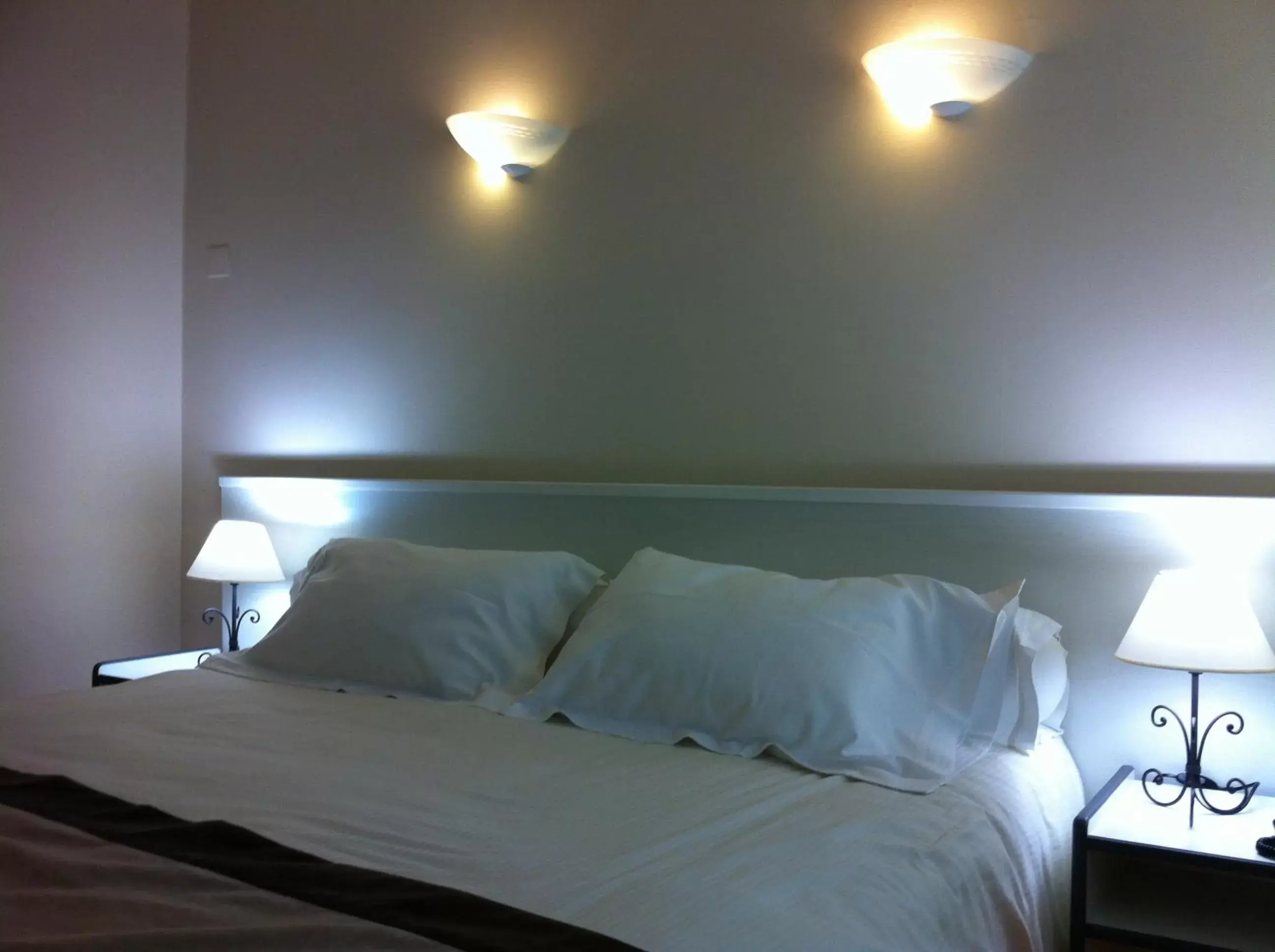 Bed in The Originals Boutique, Hôtel du Pont Roupt, Mende Bed in The Originals Boutique, Hôtel du Pont Roupt, Mende