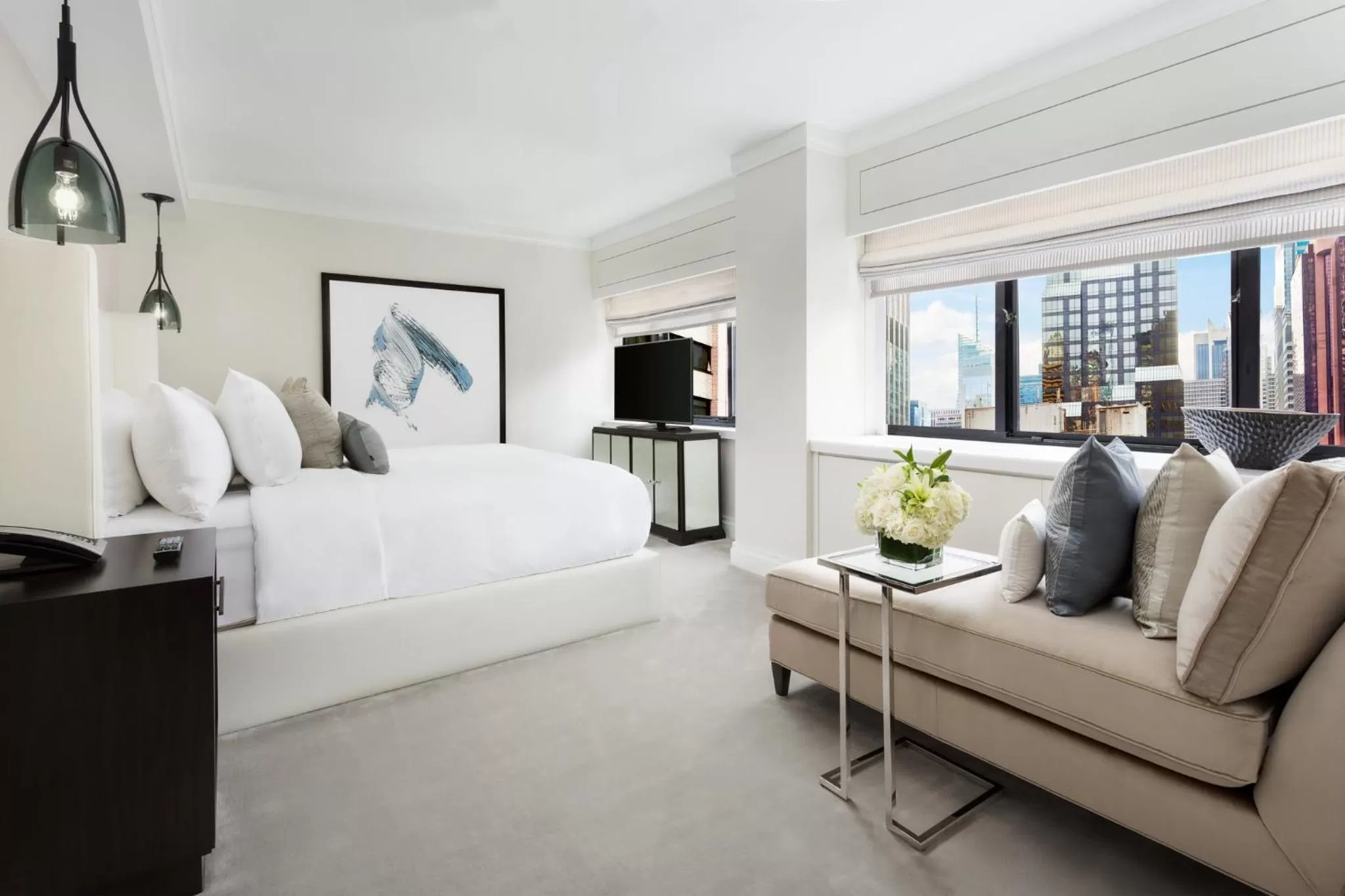 Photo of the whole room, Bed in The Manhattan at Times Square