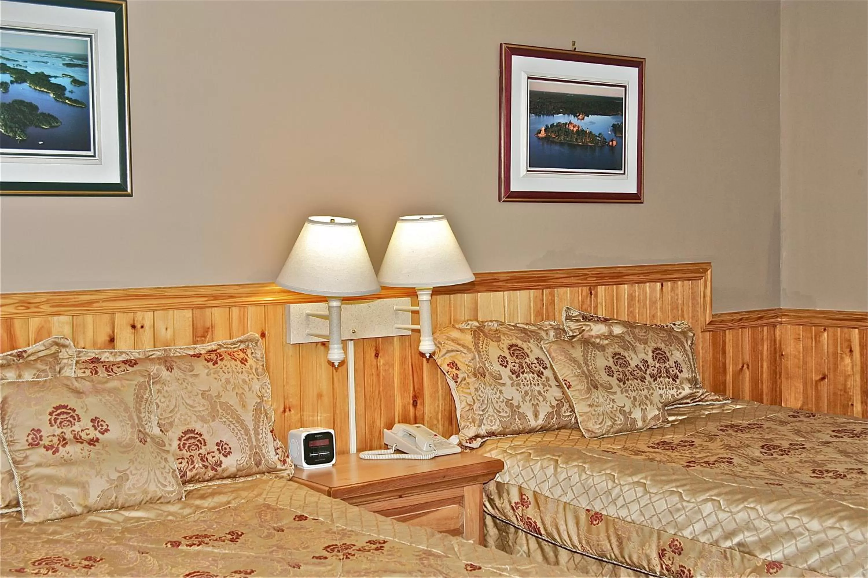 Photo of the whole room, Bed in Stone Fence Resort